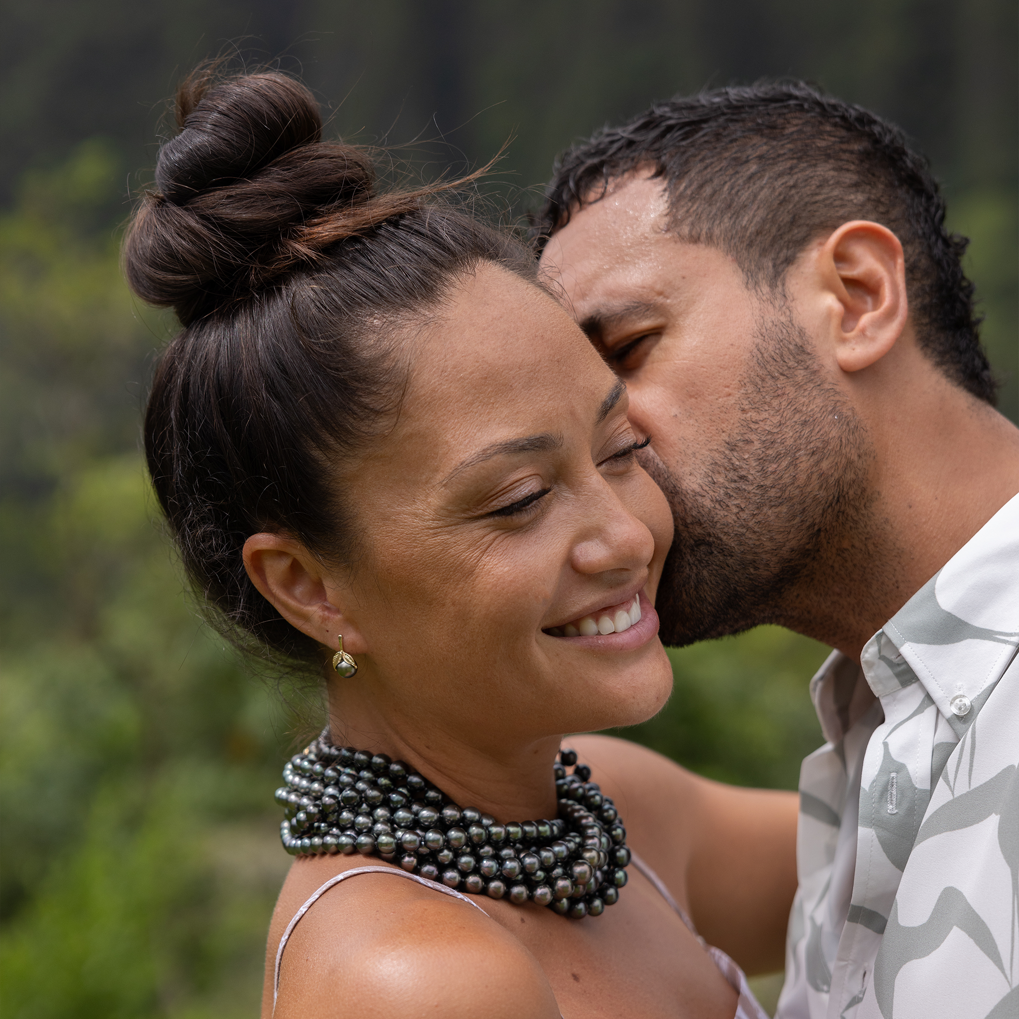 Maile Tahitian Black Pearl Earrings in Gold - 9-10mm