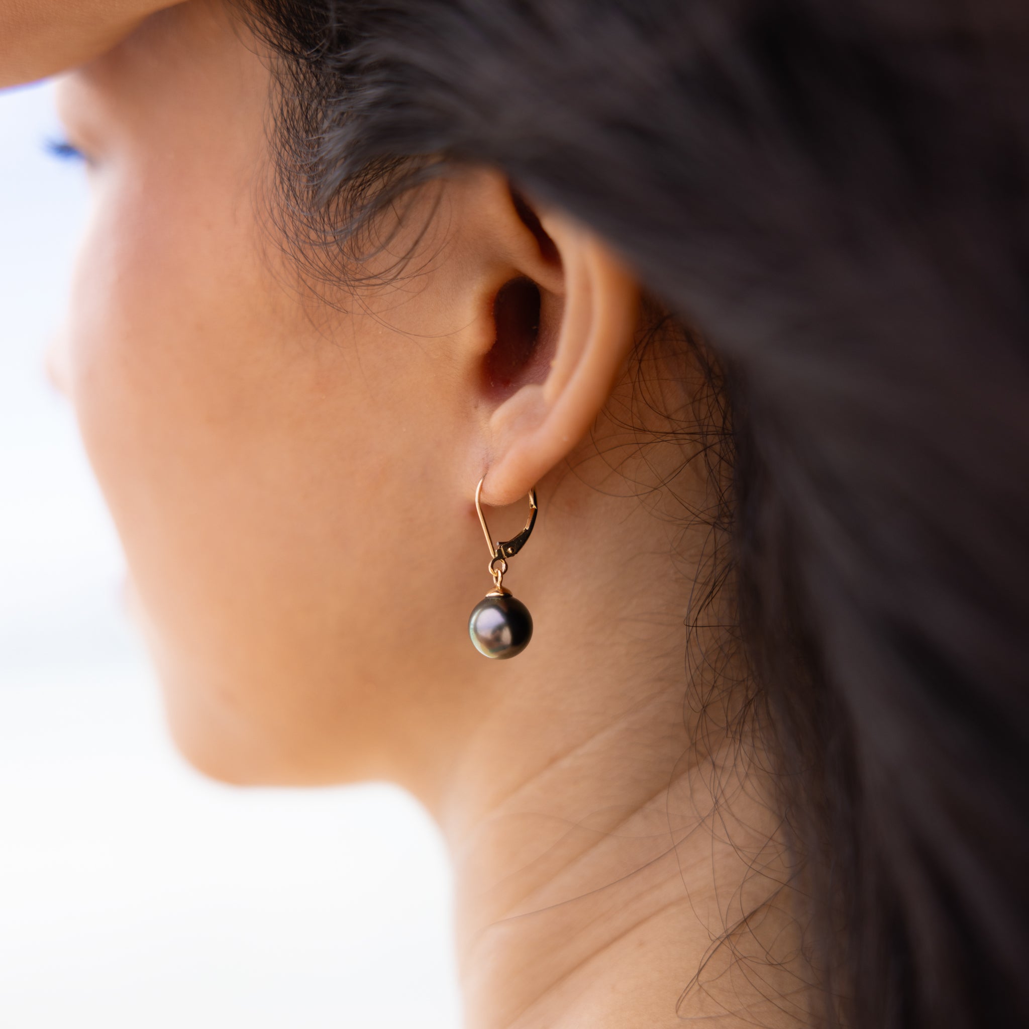 金のタヒチの黒真珠のイヤリング -  9-10mm