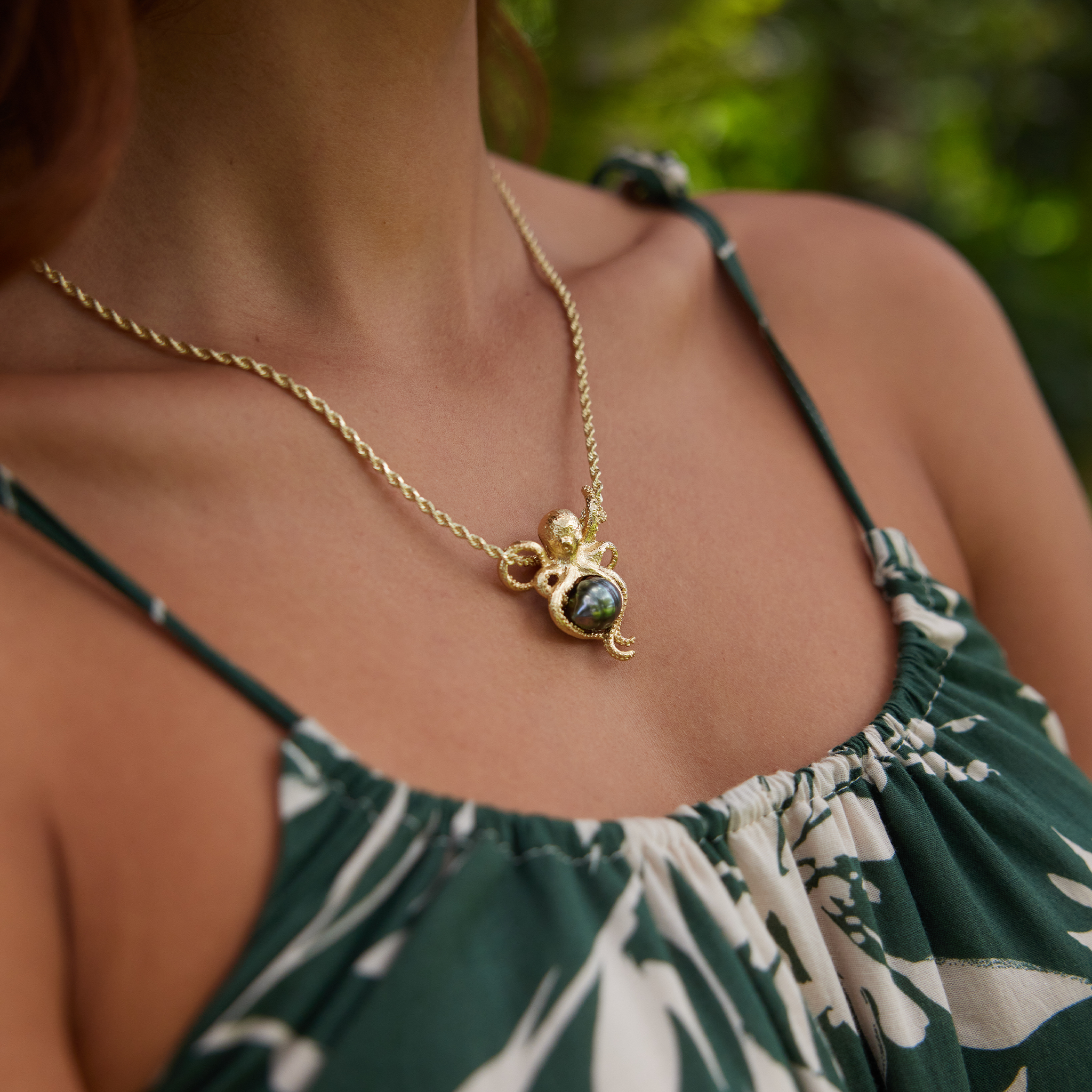 Heʻe (Octopus) Tahitian Black Pearl Pendant in Gold - 10-11mm