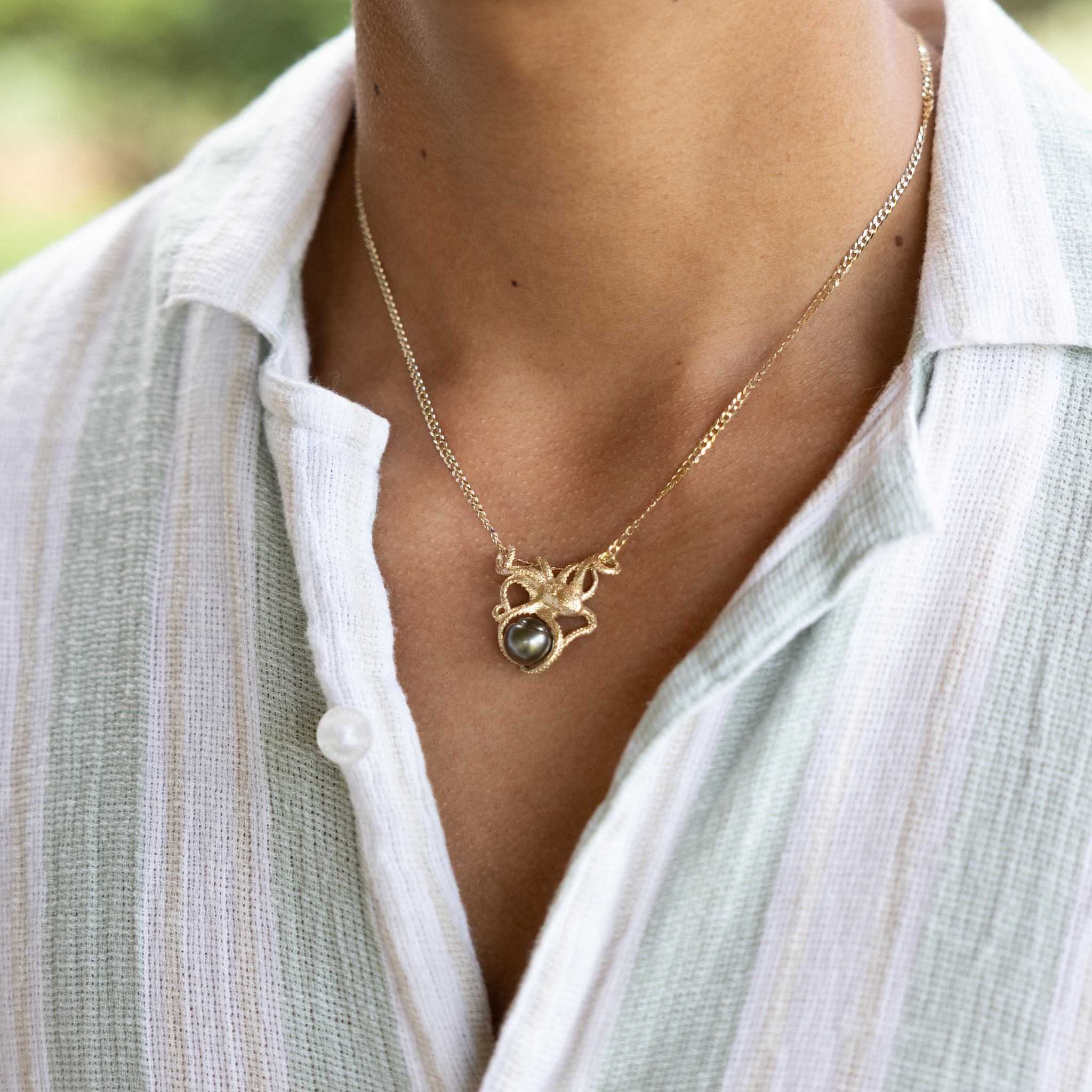 Gold-10-11mmのタヒチの黒真珠ペンダント(タヒチン)