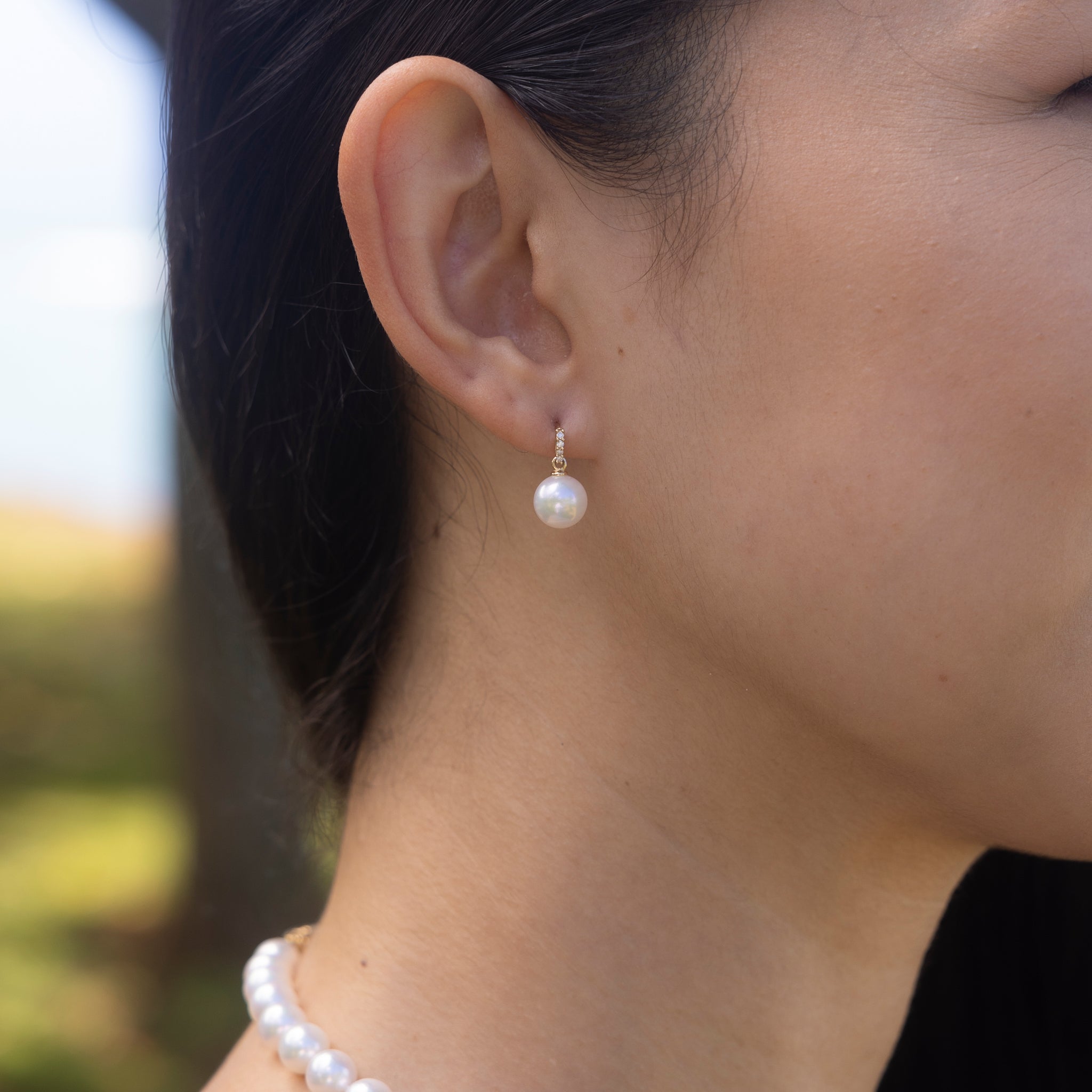 金のダイヤモンドが付いているアイコヤパールイヤリング -  8mm