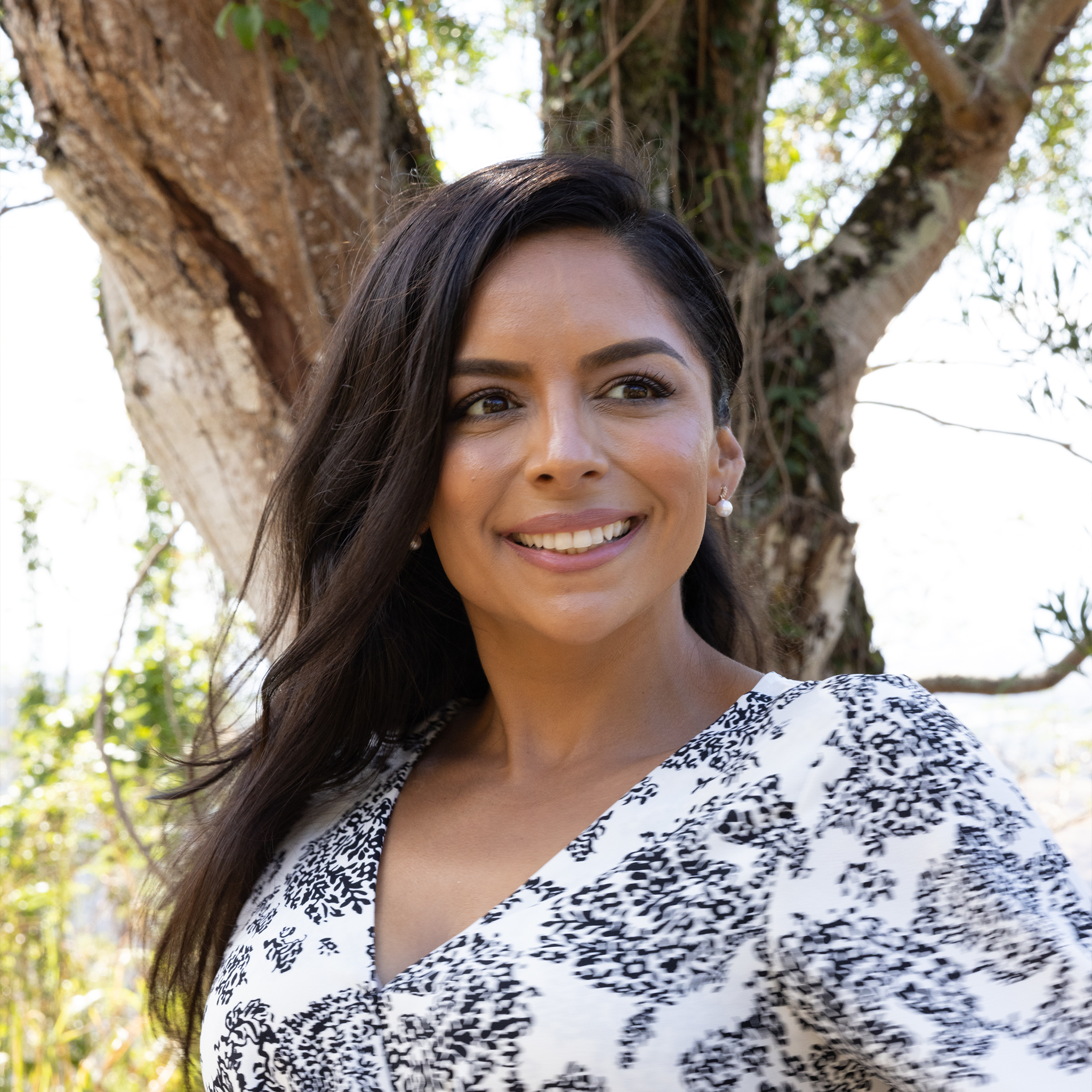 金のダイヤモンドが付いているアイコヤパールイヤリング -  8mm