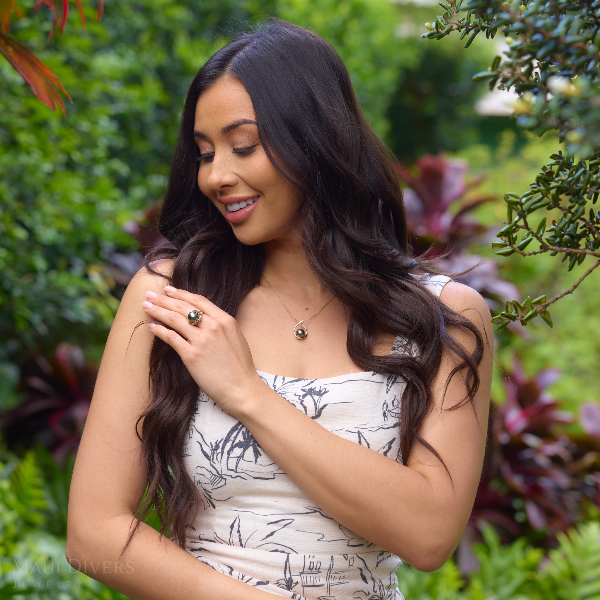 ティアドロップタヒチアンブラックパールペンダントとダイヤモンドと金色-10-11mm