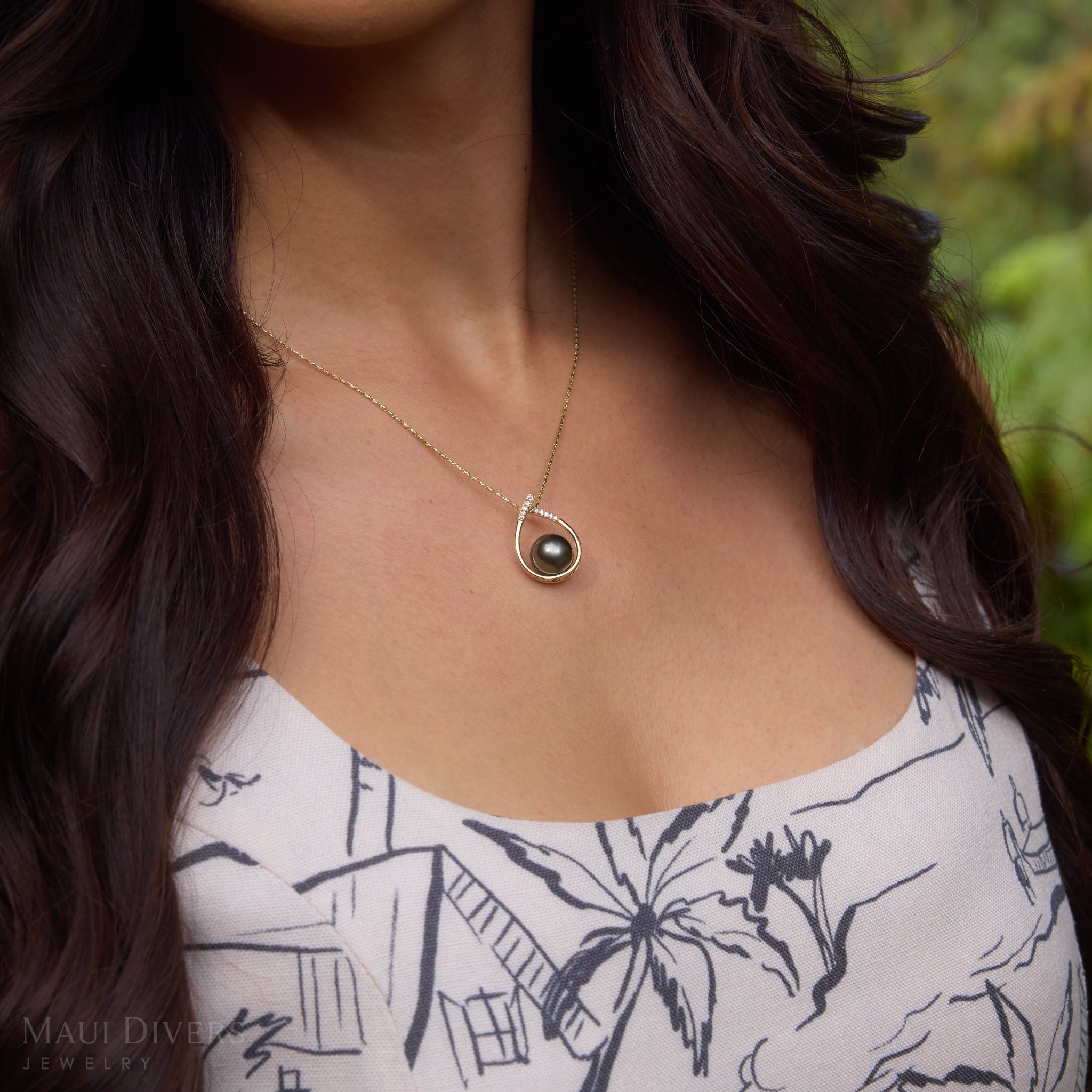 ティアドロップタヒチアンブラックパールペンダントとダイヤモンドと金色-10-11mm