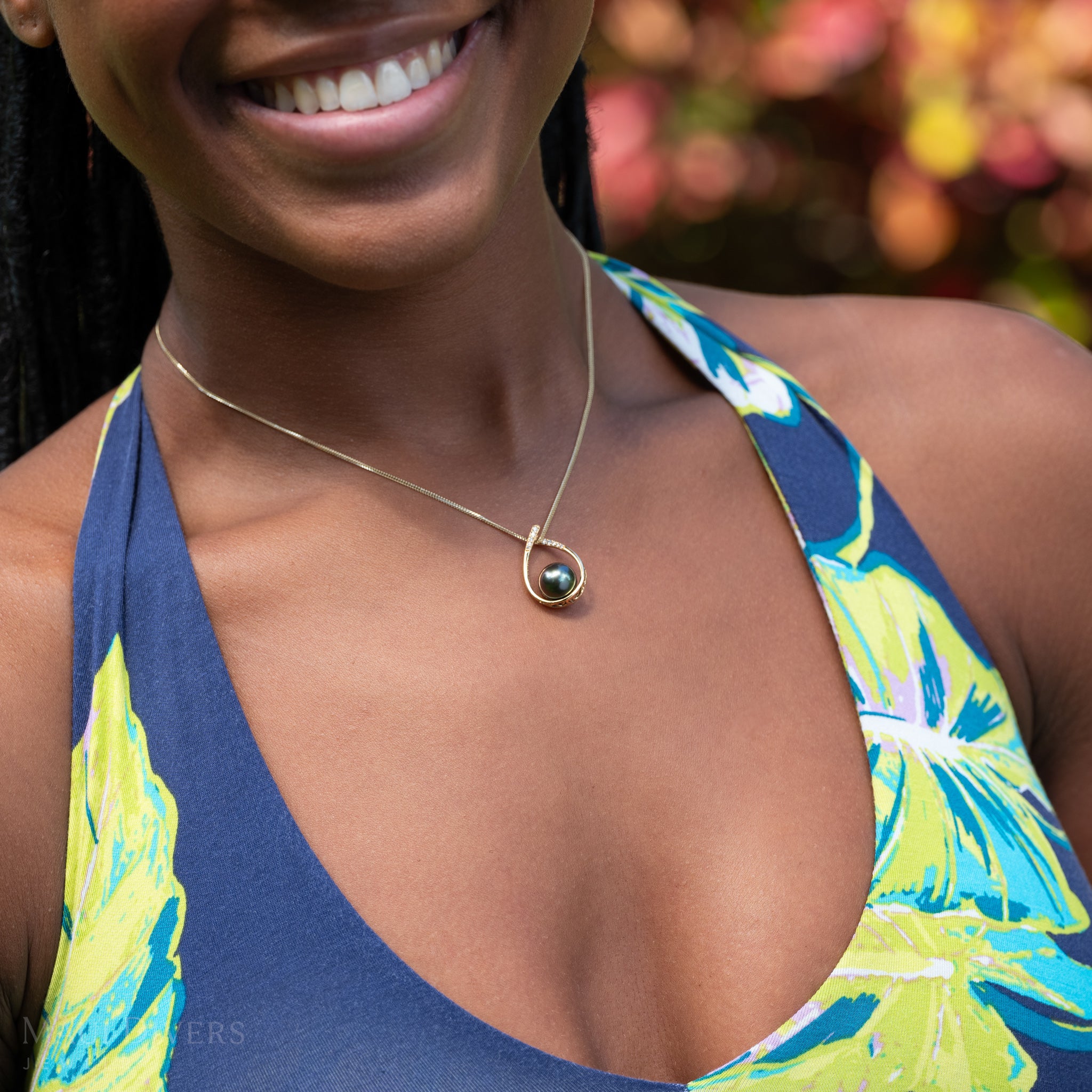 ティアドロップタヒチアンブラックパールペンダントとダイヤモンドと金色-10-11mm