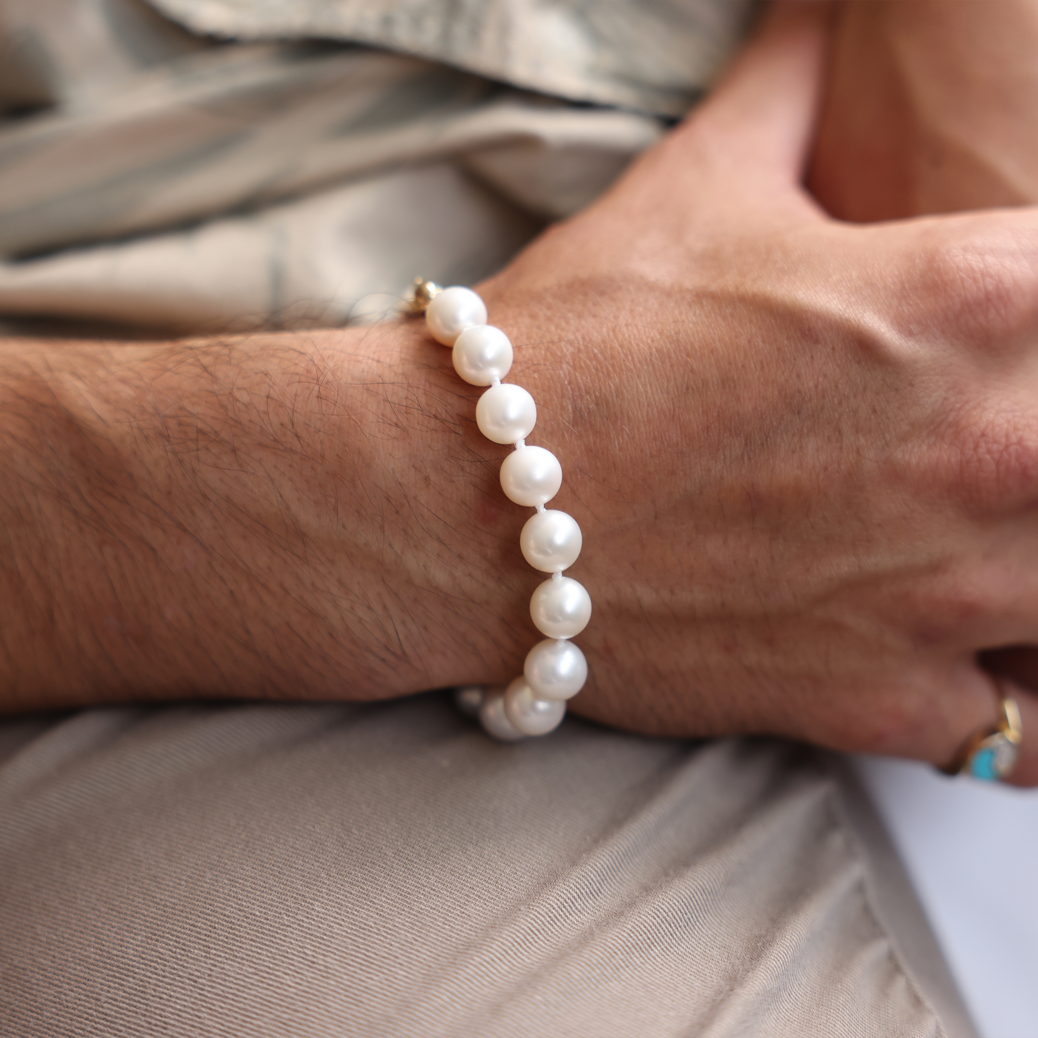 7.5-9" Adjustable White Freshwater Pearl Bracelet in Gold - 9-10mm