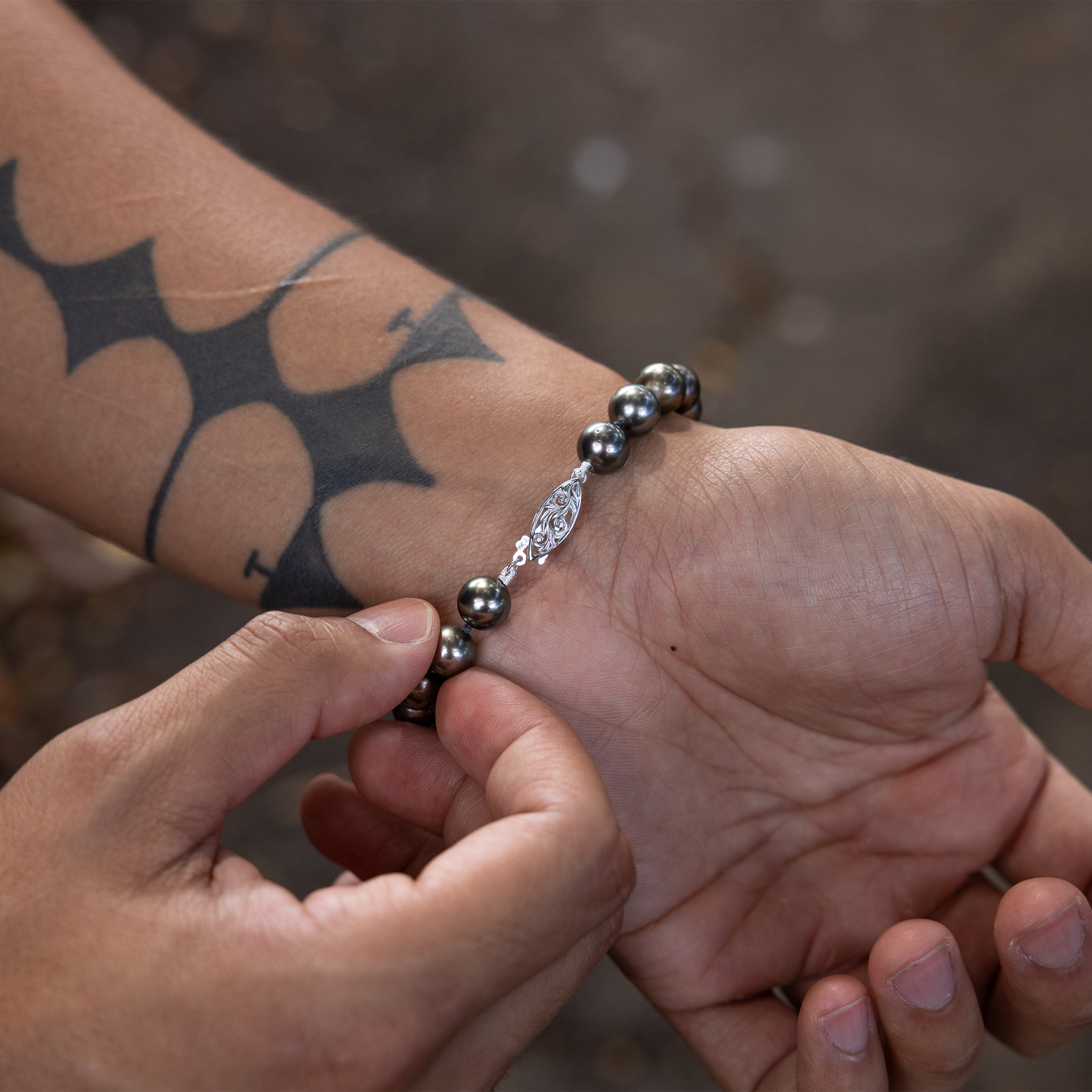 ホワイトゴールドのタヒチアンブラックパールブレスレット-9-10mm -サイズ8 "