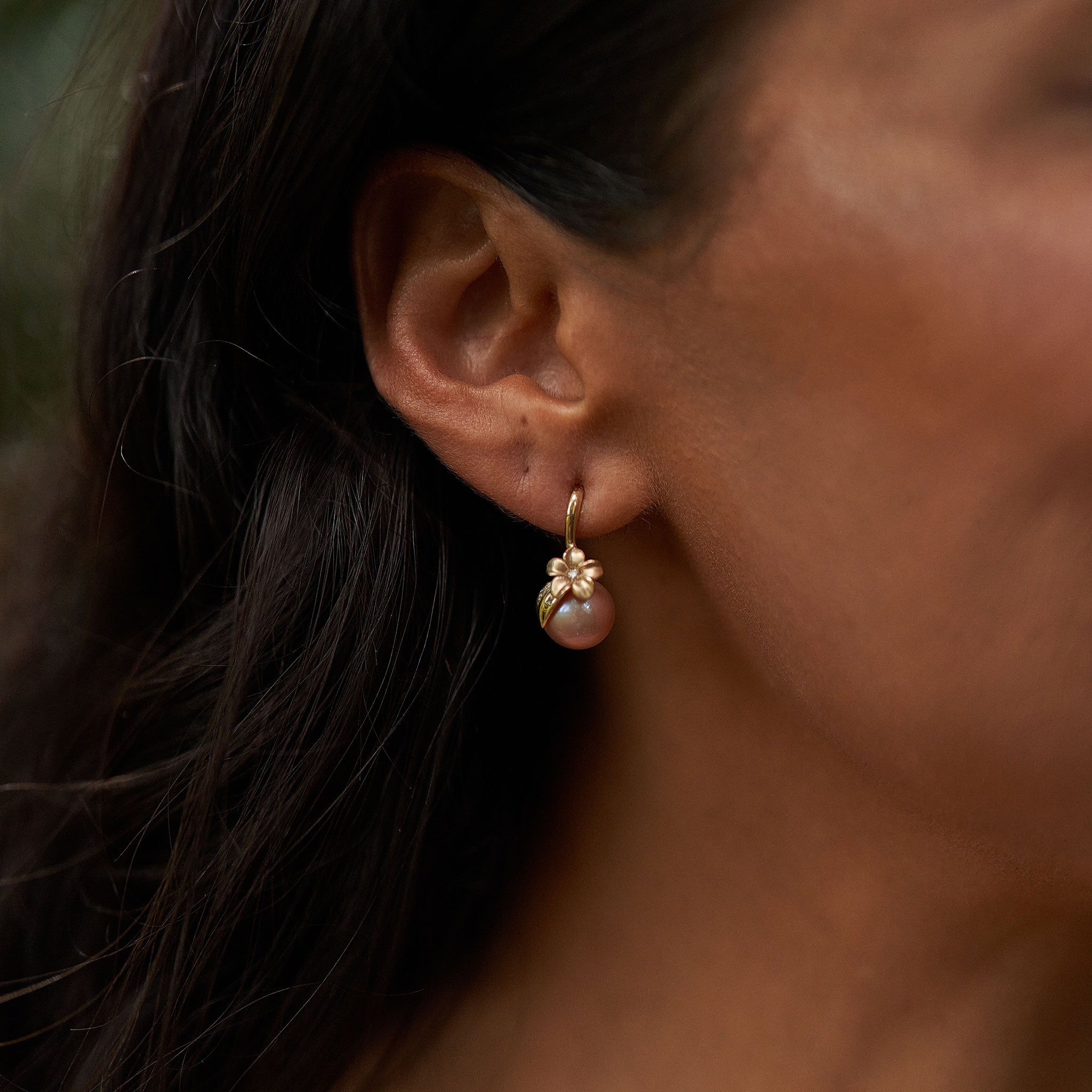 ダイヤモンドと金のプルメリアラベンダー淡水パールイヤリング - 9-10mm