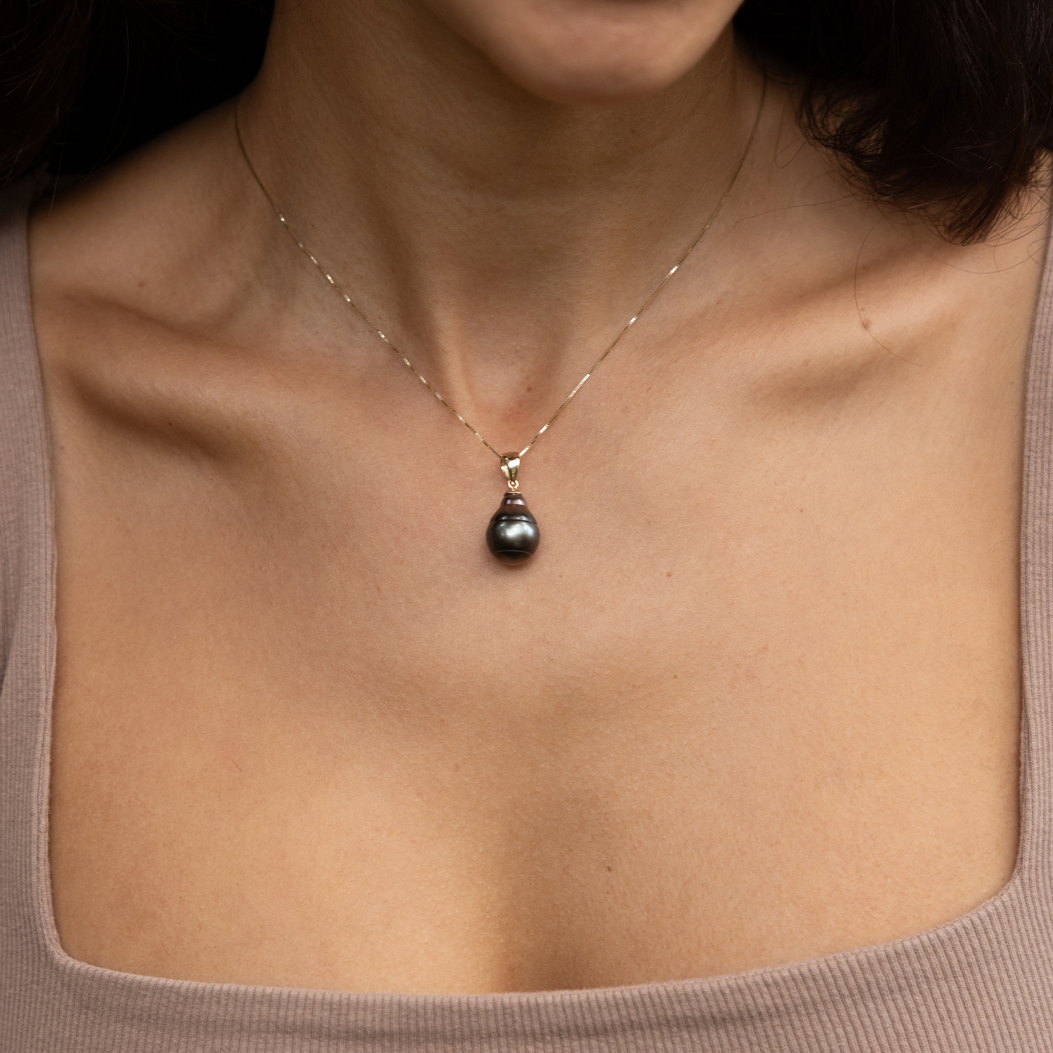 Tahitian Black Pearl Pendant in Gold - 8-12mm