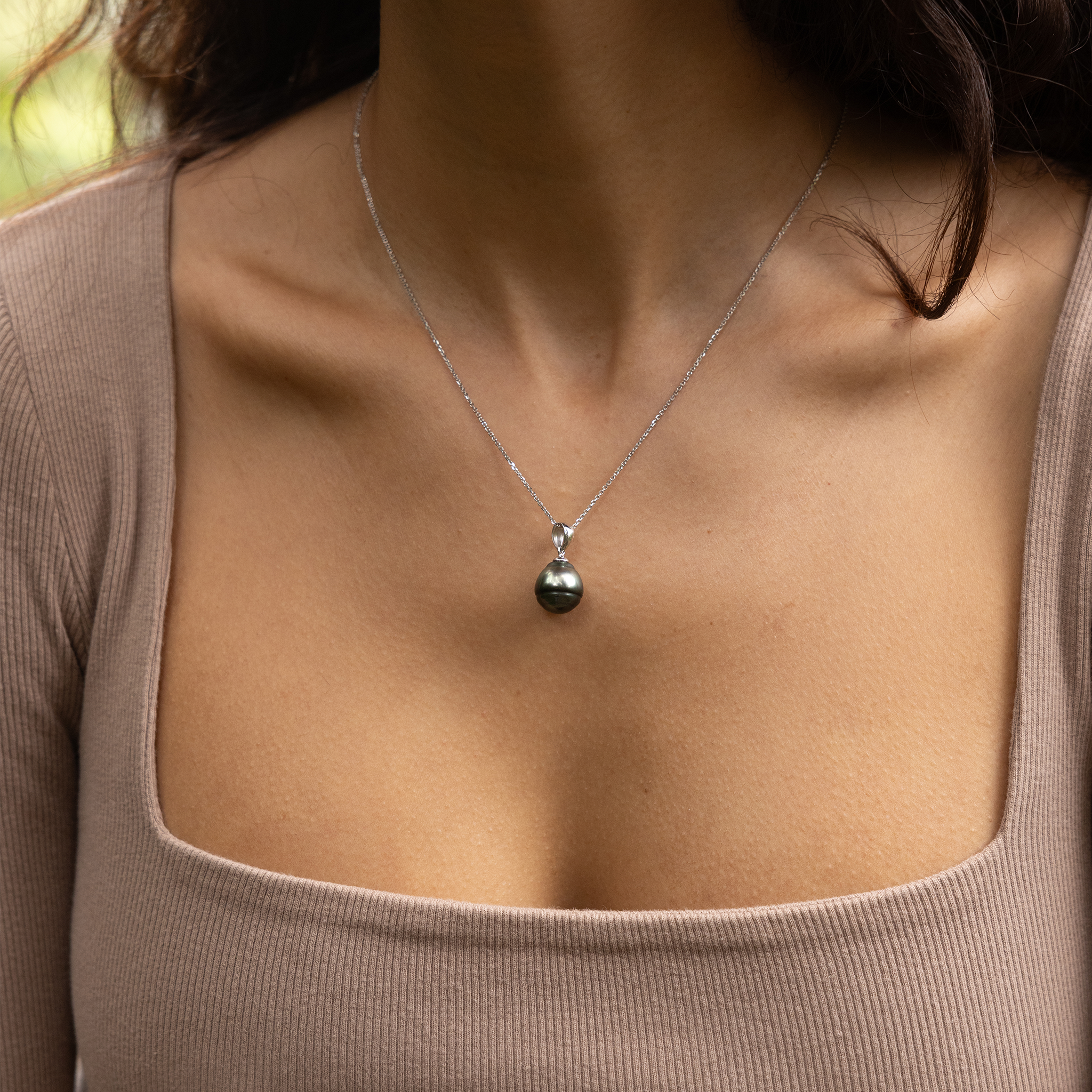 Tahitian Black Pearl Pendant in White Gold - 8-12mm