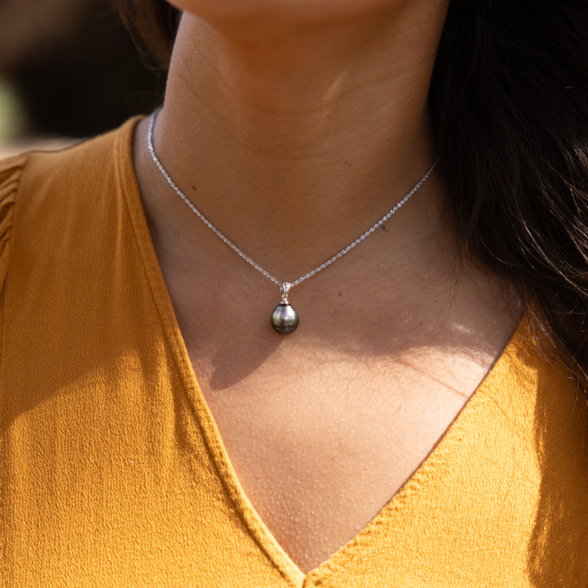 Tahitian Black Pearl Pendant in White Gold - 8-12mm