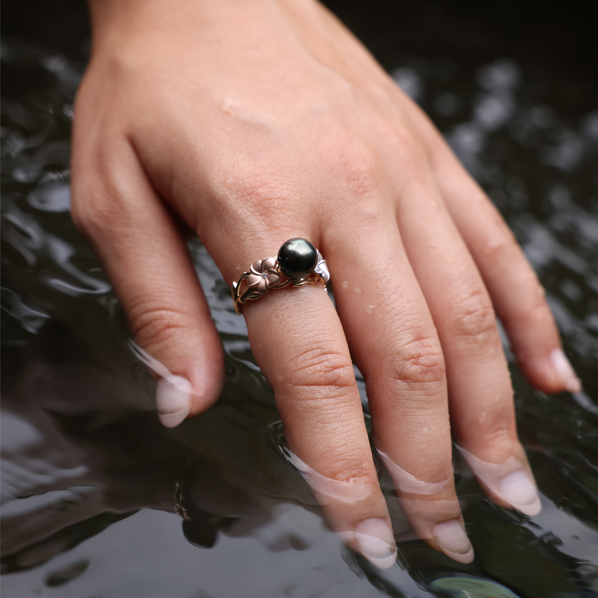 Bloom Plumeria Tahitian Black Pearlリングの真珠 - 8mm
