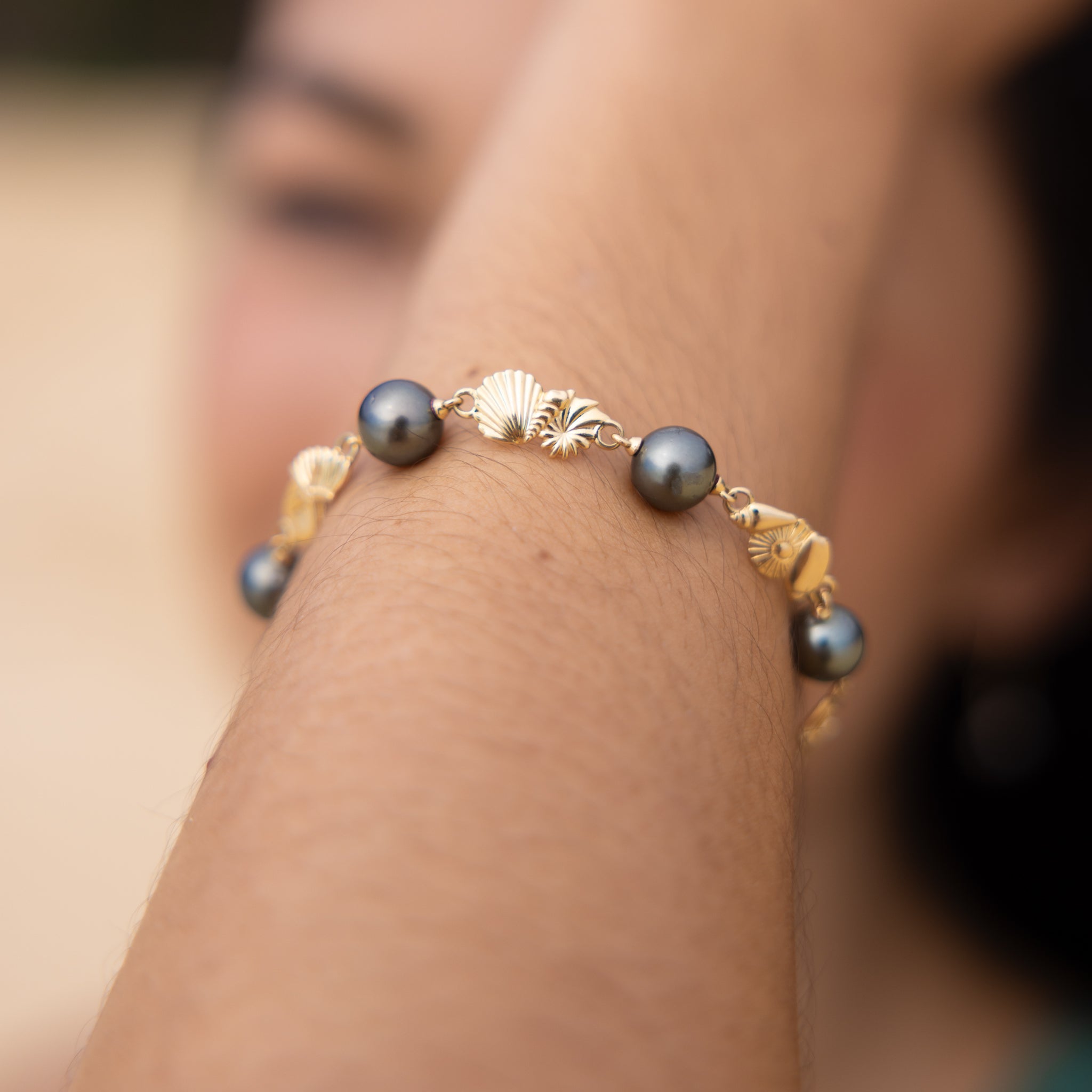 7-9" Adjustable Seashells Tahitian Black Pearl Bracelet in Gold