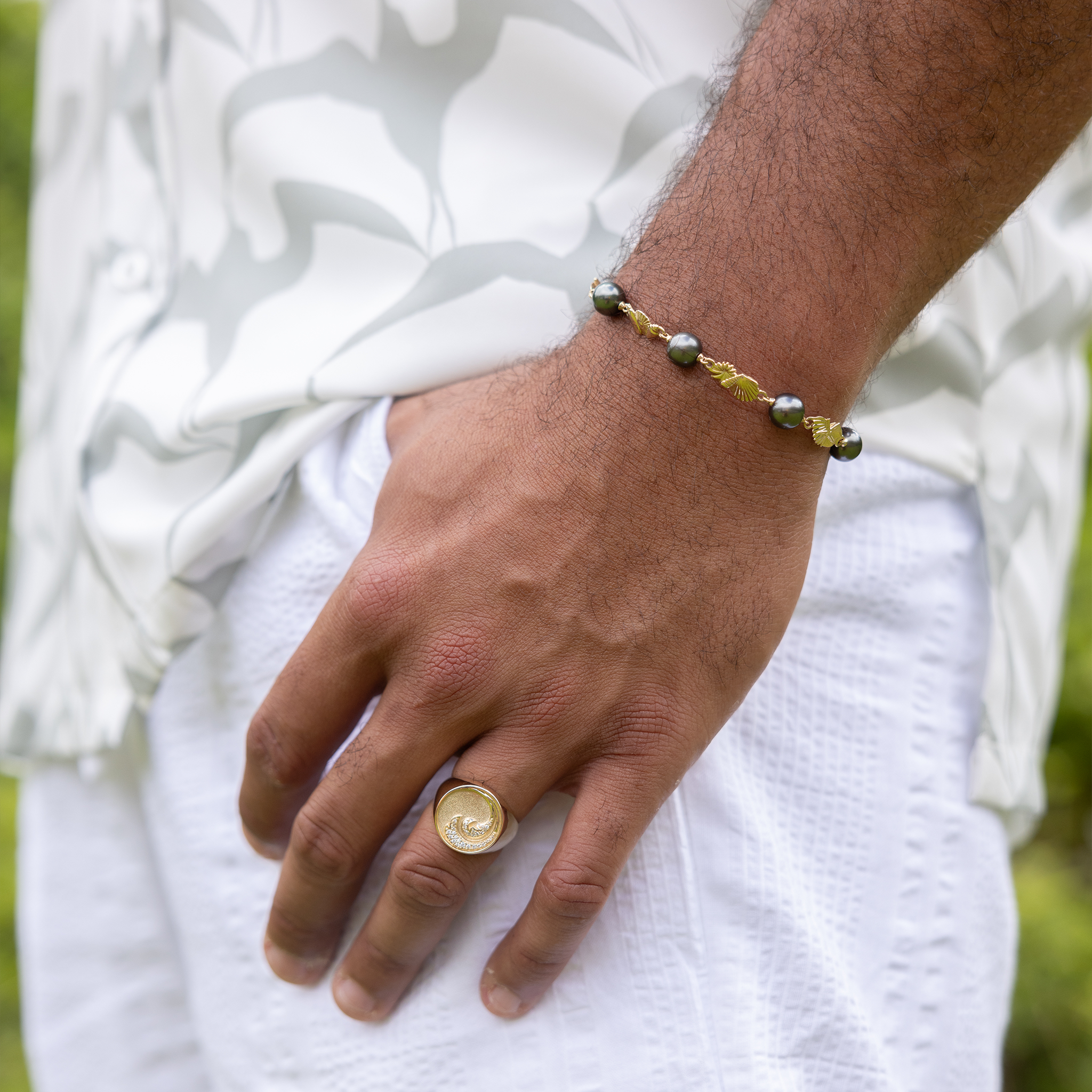 7-9" Adjustable Seashells Tahitian Black Pearl Bracelet in Gold