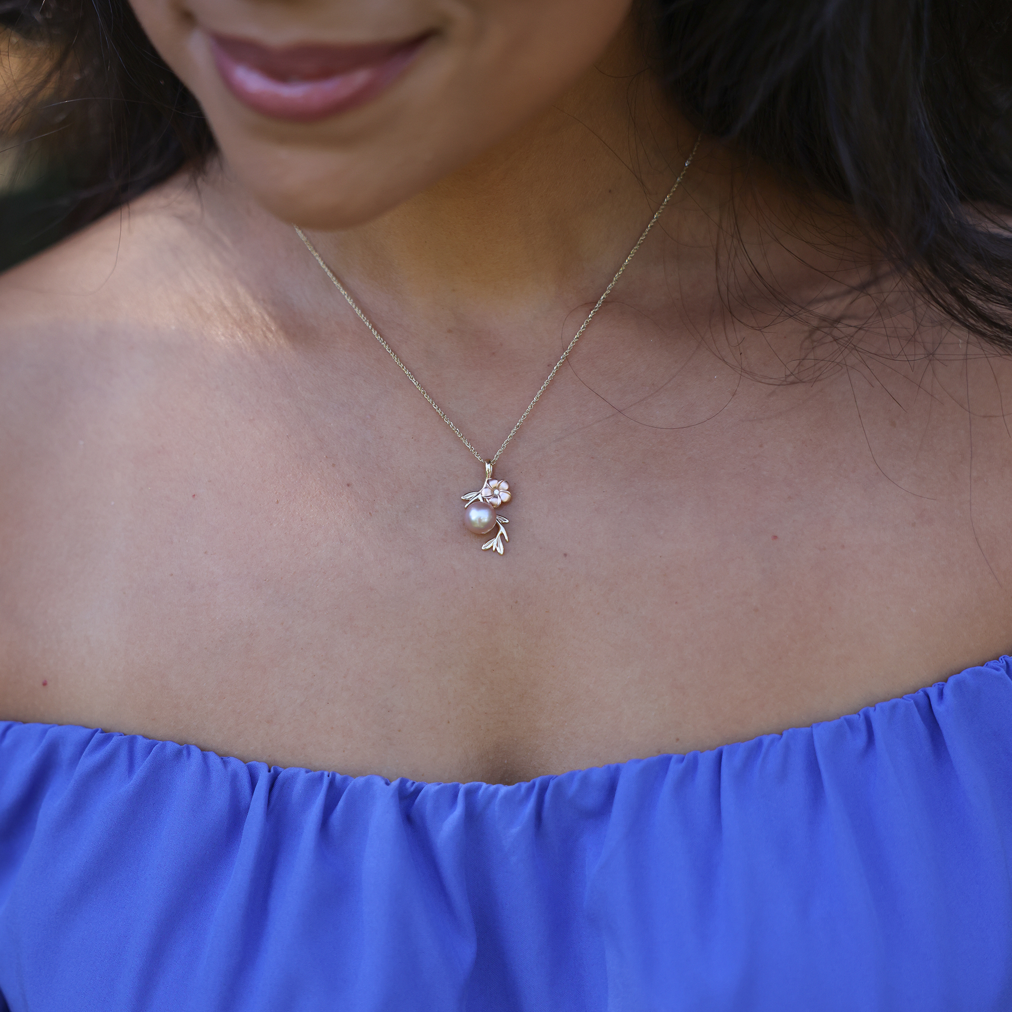 ブルームプルメリアラベンダー淡水パールペンダントインブルームプルメリアラベンダーダイヤモンド付き2つのトーンゴールド-25mm