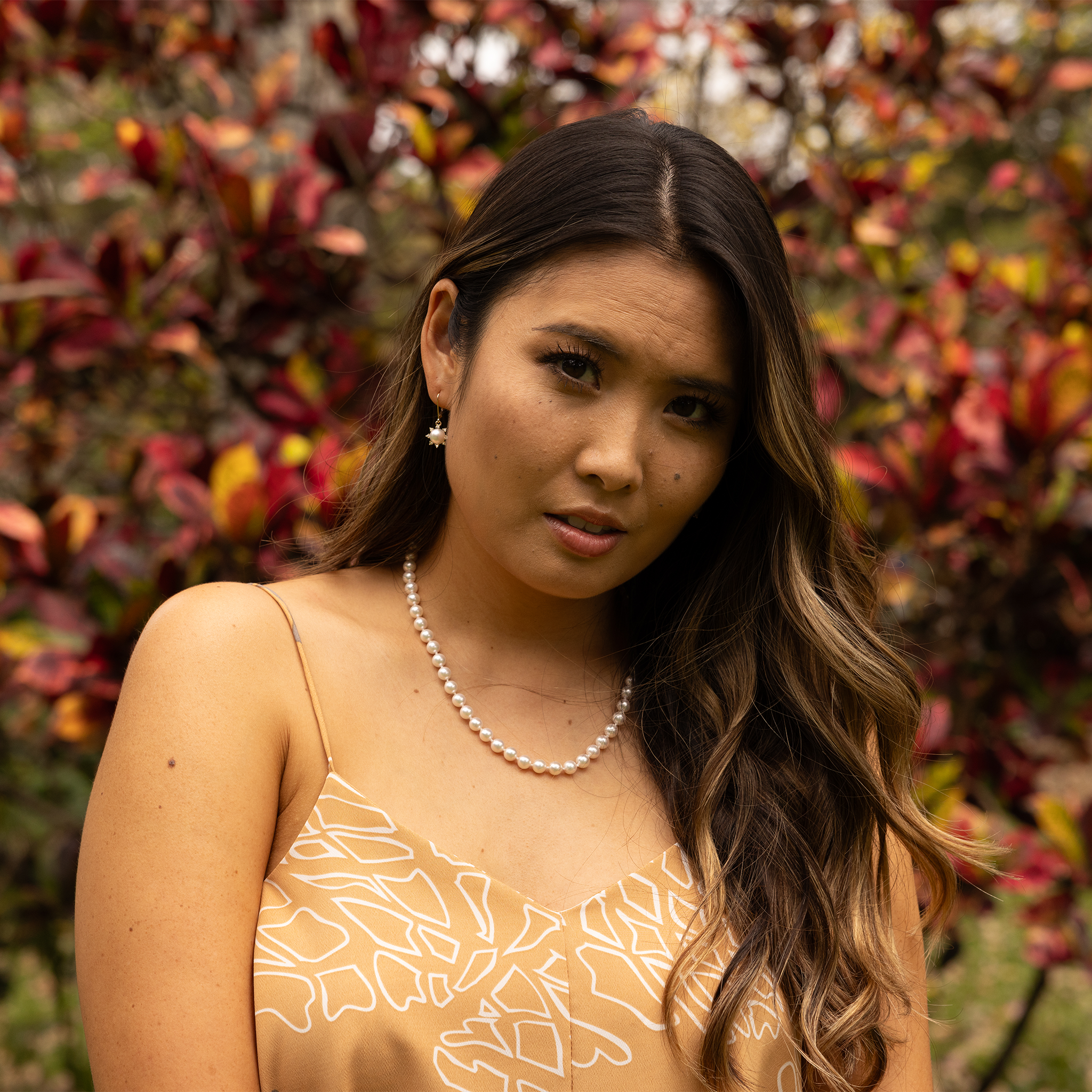 ダイヤモンドとゴールドのプロテア秋尾パールイヤリング - 8mm