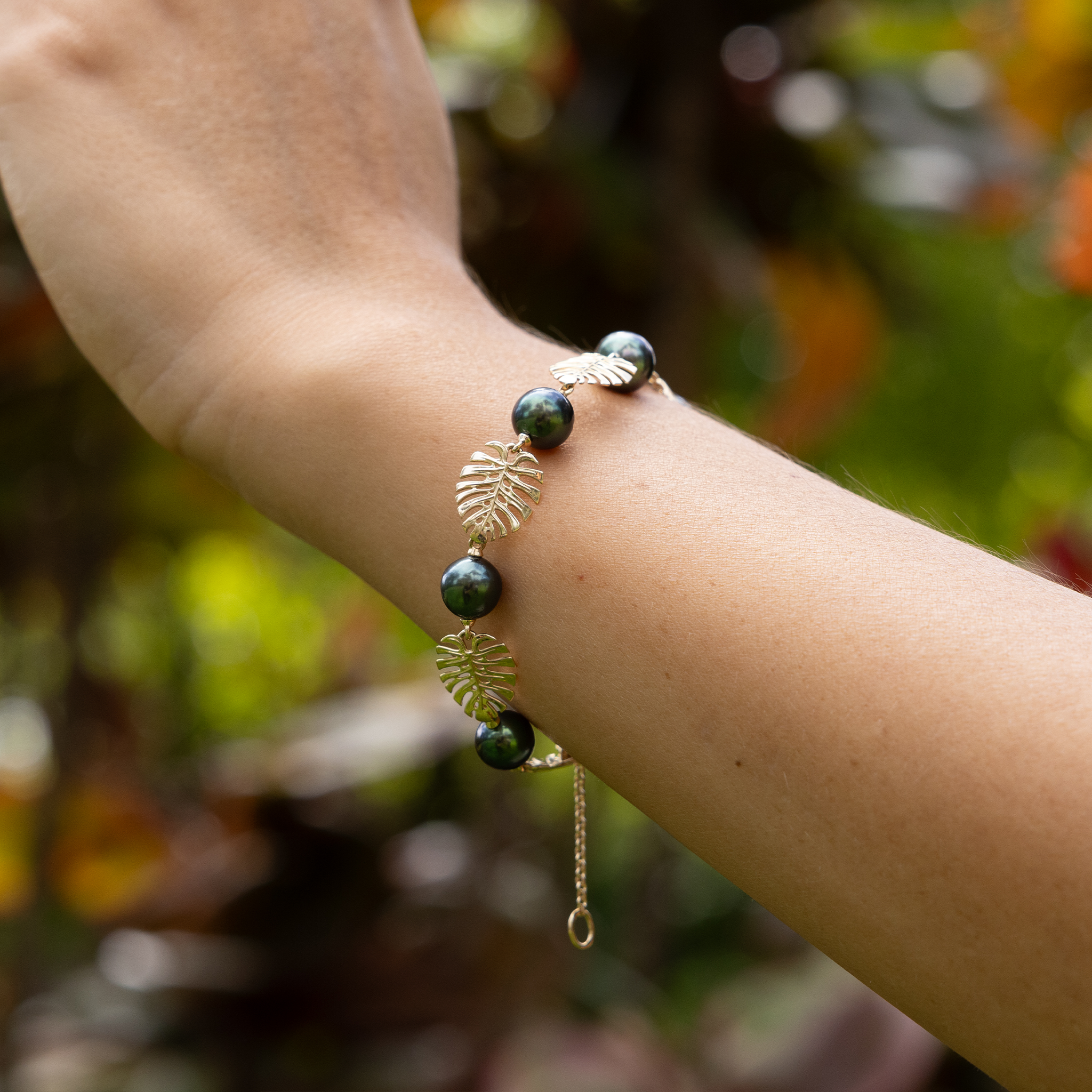 7.5-8.5" Adjustable Monstera Tahitian Black Pearl Bracelet in Gold - 8-9mm