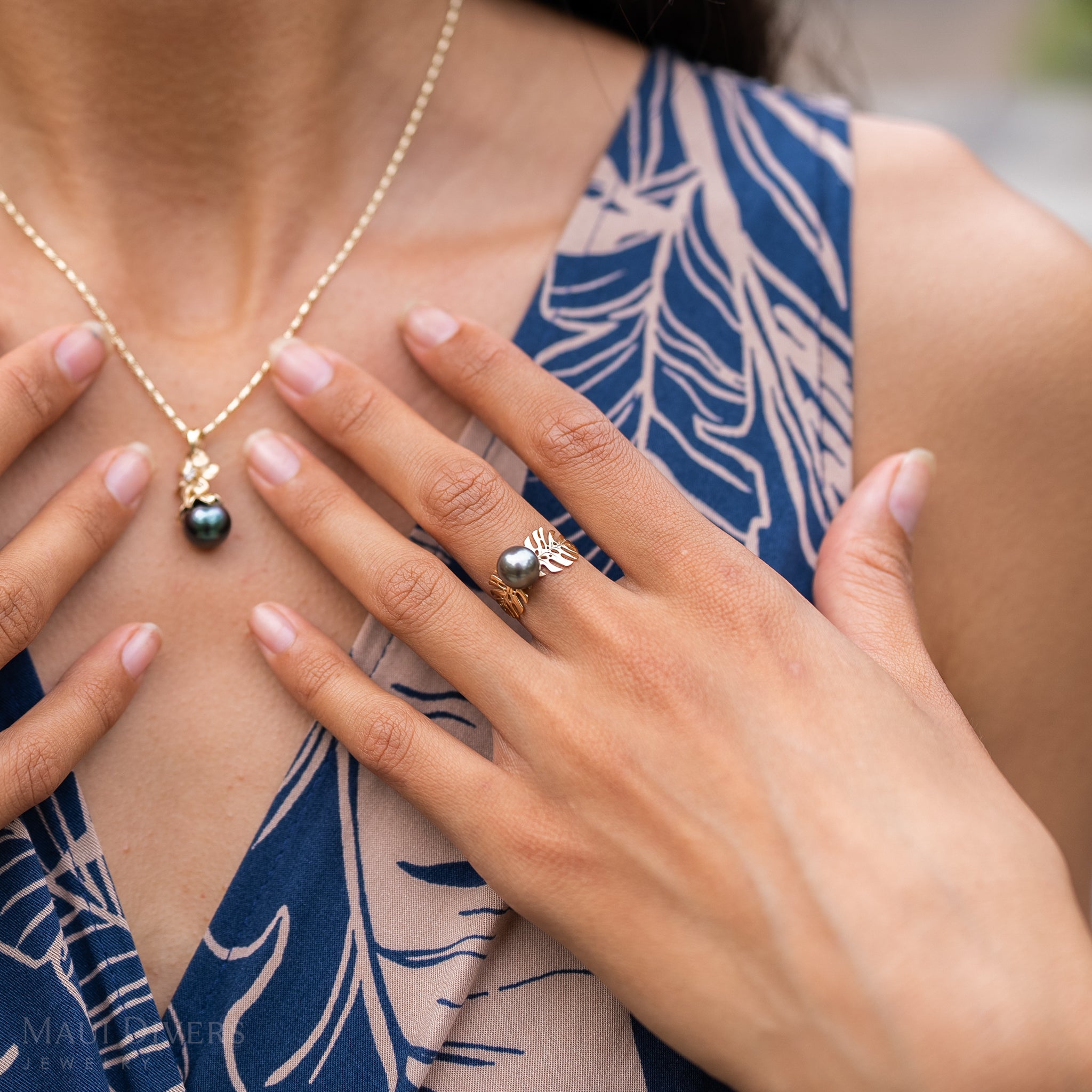 Monstera Tahitian Black Pearl Ring in Gold - 8-9mm