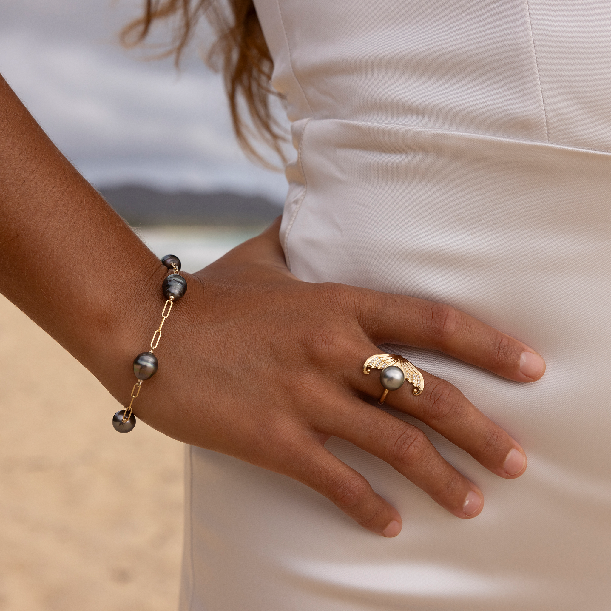 7.5-8" Paperclip Chain Tahitian Black Pearl Bracelet in Gold - 9-10mm