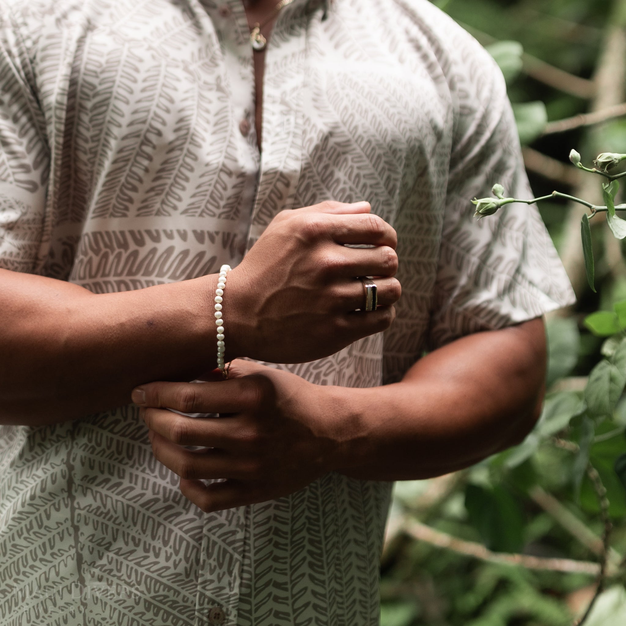 7.5-9" Adjustable Freshwater White Pearl Bracelet in Gold - 4.5-5mm