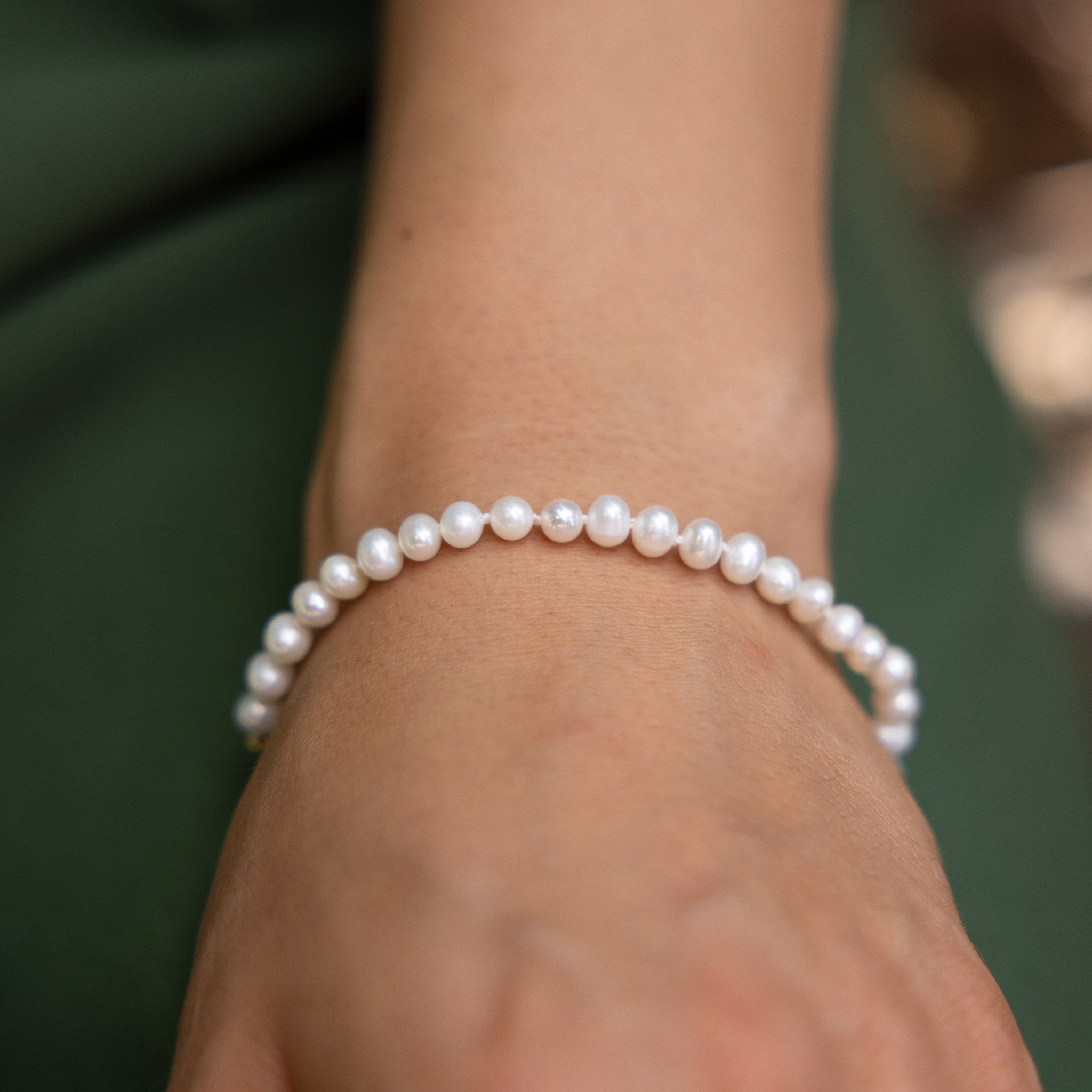 7.5-9" Adjustable Freshwater White Pearl Bracelet in Gold - 4.5-5mm