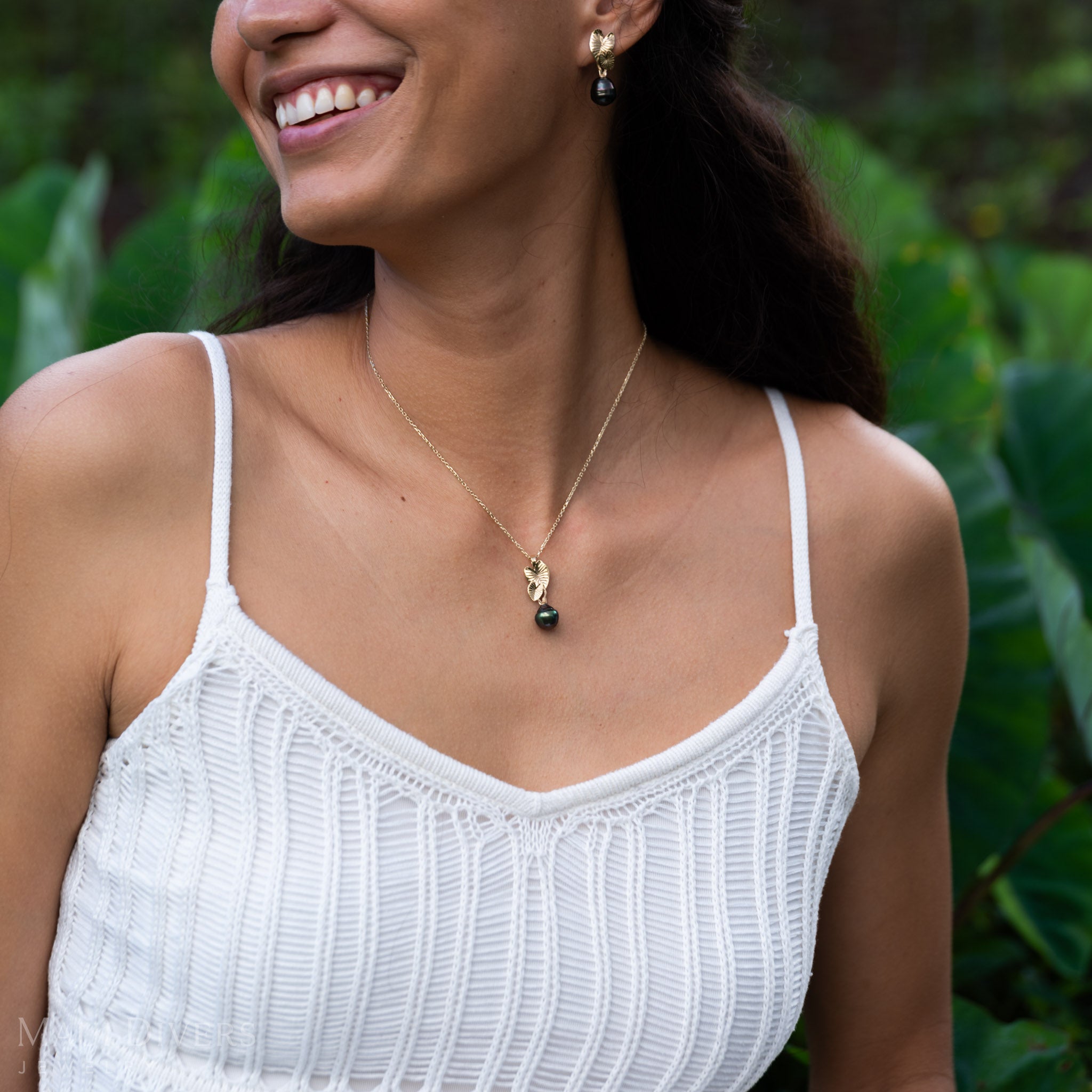 Kalo Circle Tahitian Black Pearl Pendant in Gold - 10-12mm