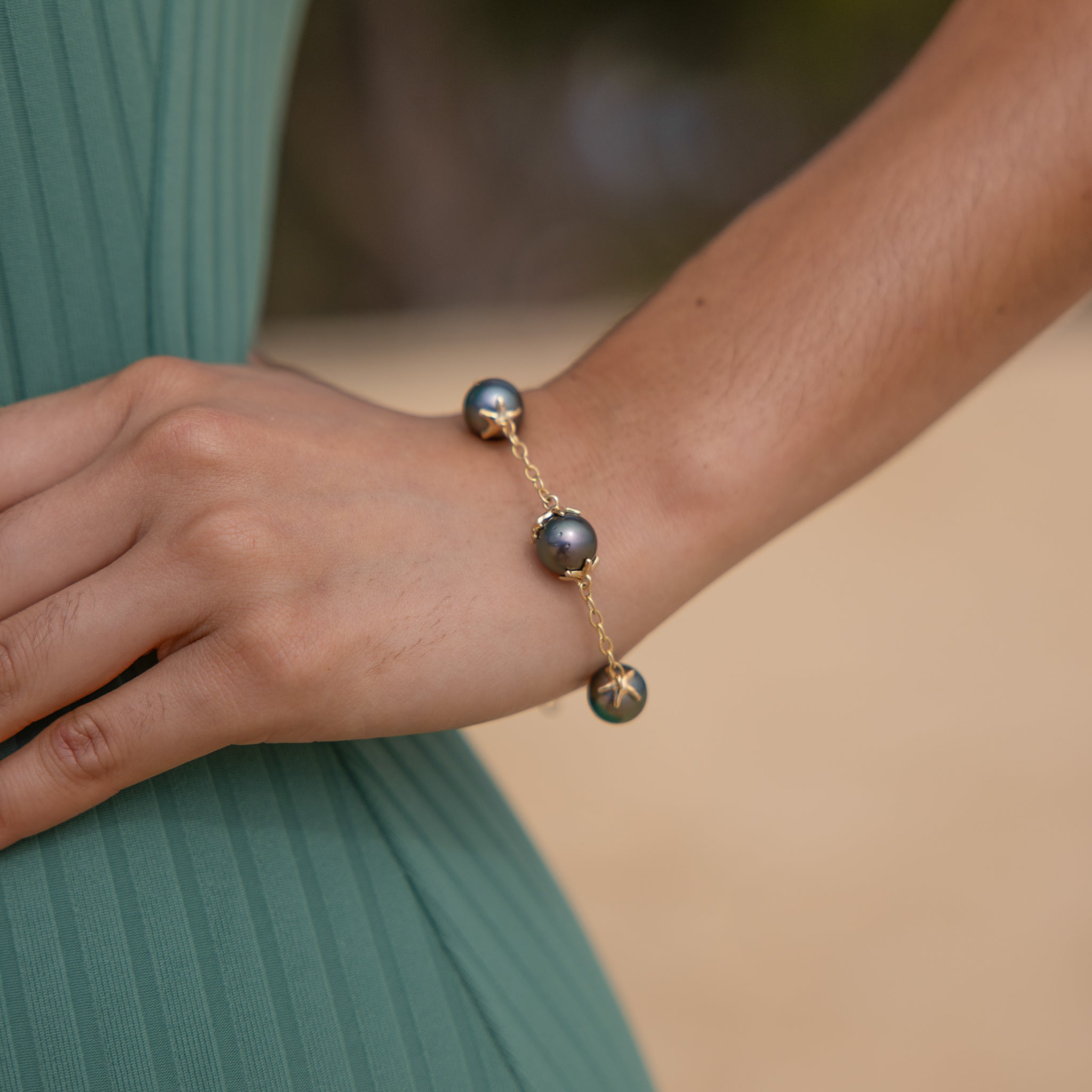 7-8.25 "調整可能なサンゴ礁ヒトナフィッシュタヒチアンブラックパールブレスレットの金-10-11mm