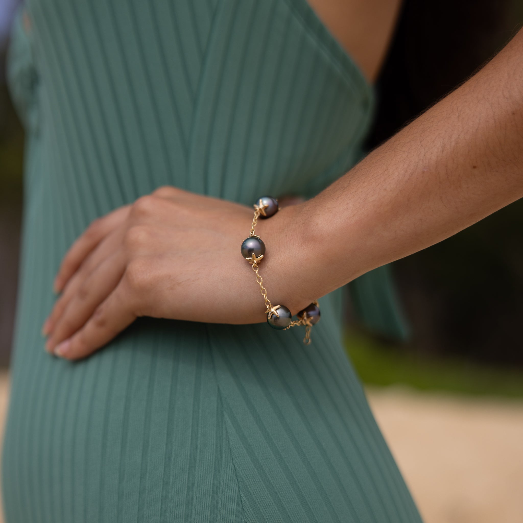 7-8.25 "調整可能なサンゴ礁ヒトナフィッシュタヒチアンブラックパールブレスレットの金-10-11mm