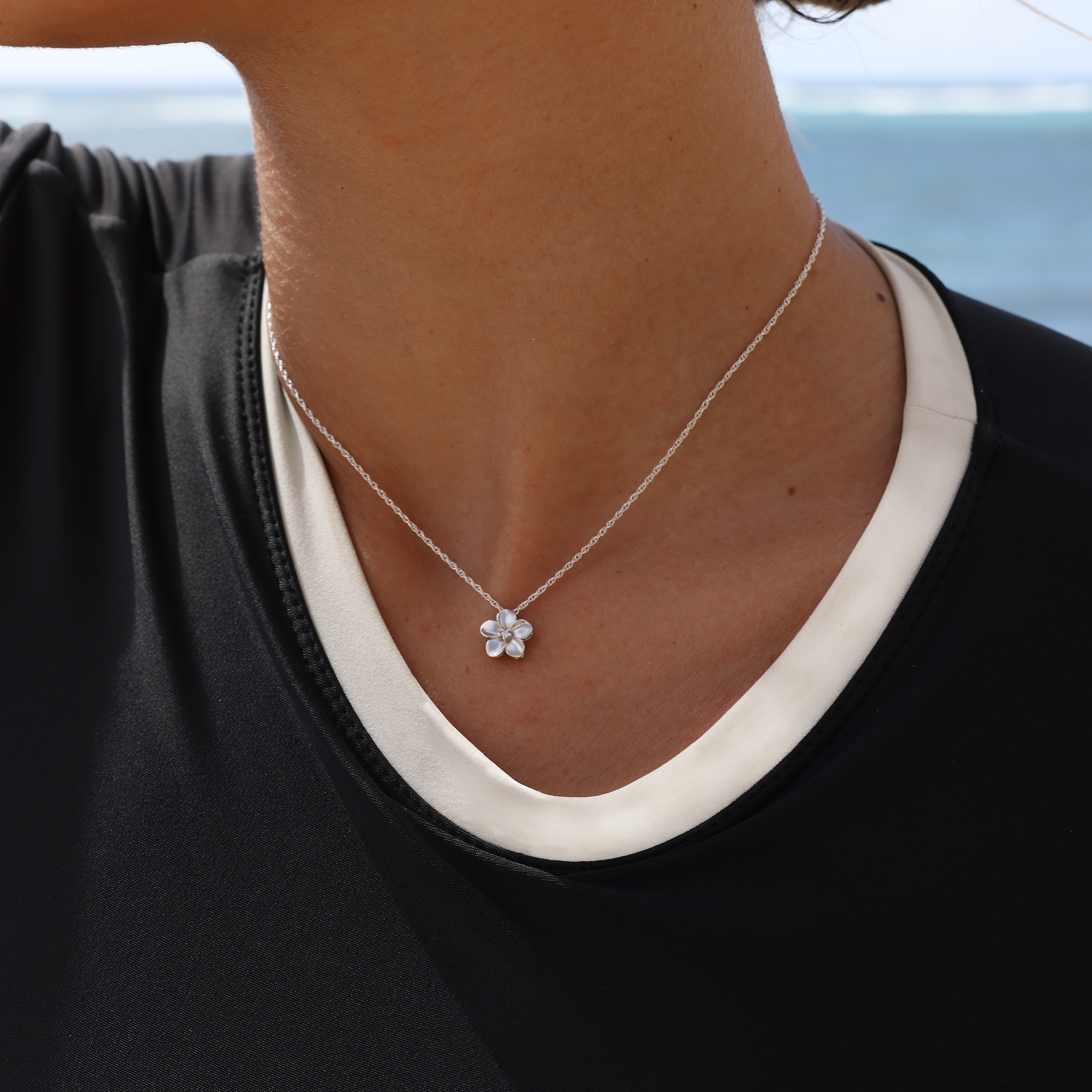 Plumeria Pendant in White Gold with Diamond - 11mm