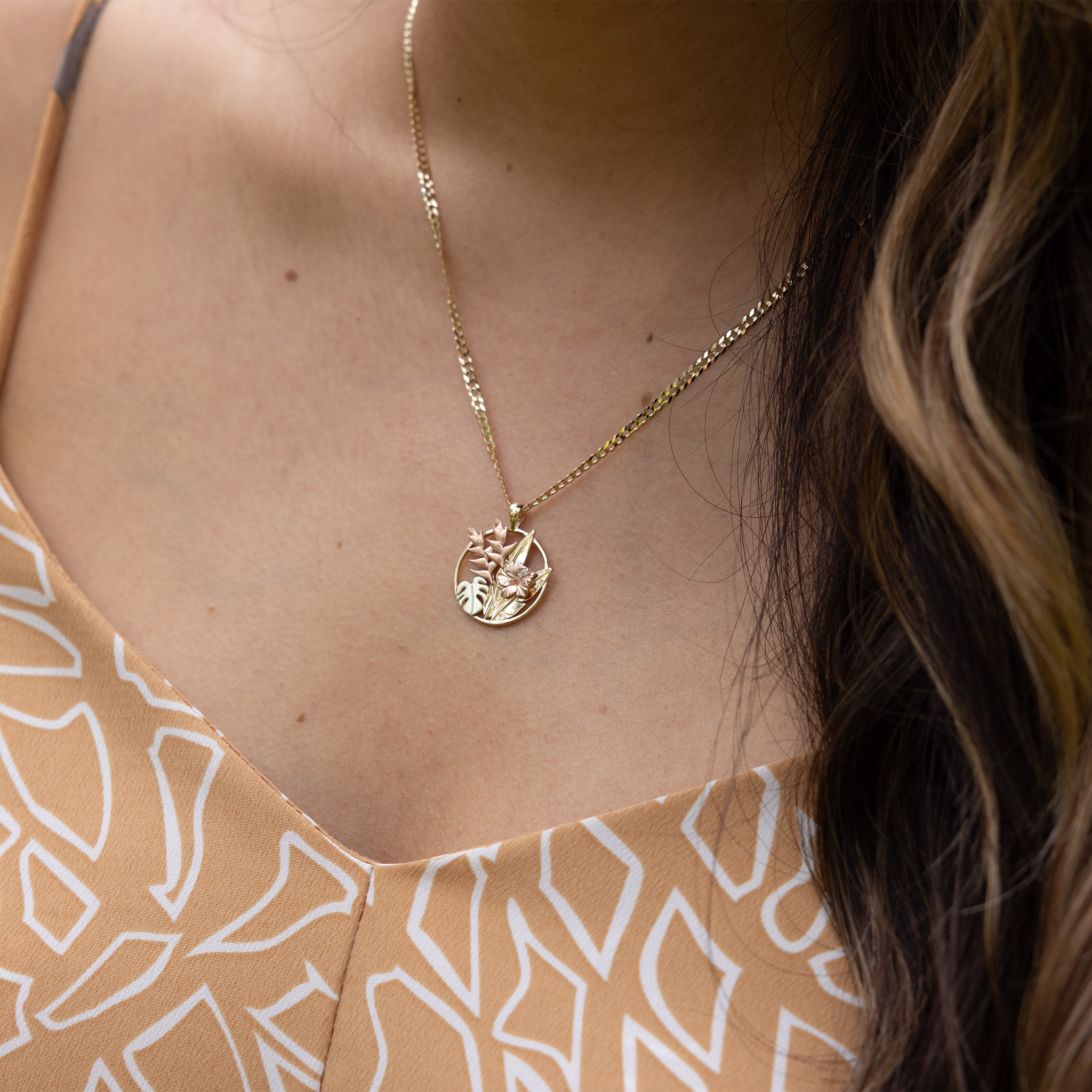 ダイヤモンドと3色の金のハワイアンガーデンズハイビスカスペンダント -  20mm