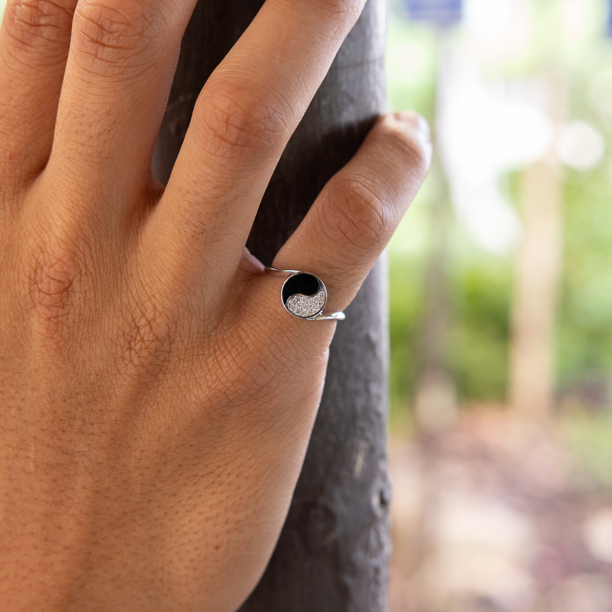 白金の陰陽の黒いコーラルリングダイヤモンド - 7.5mm