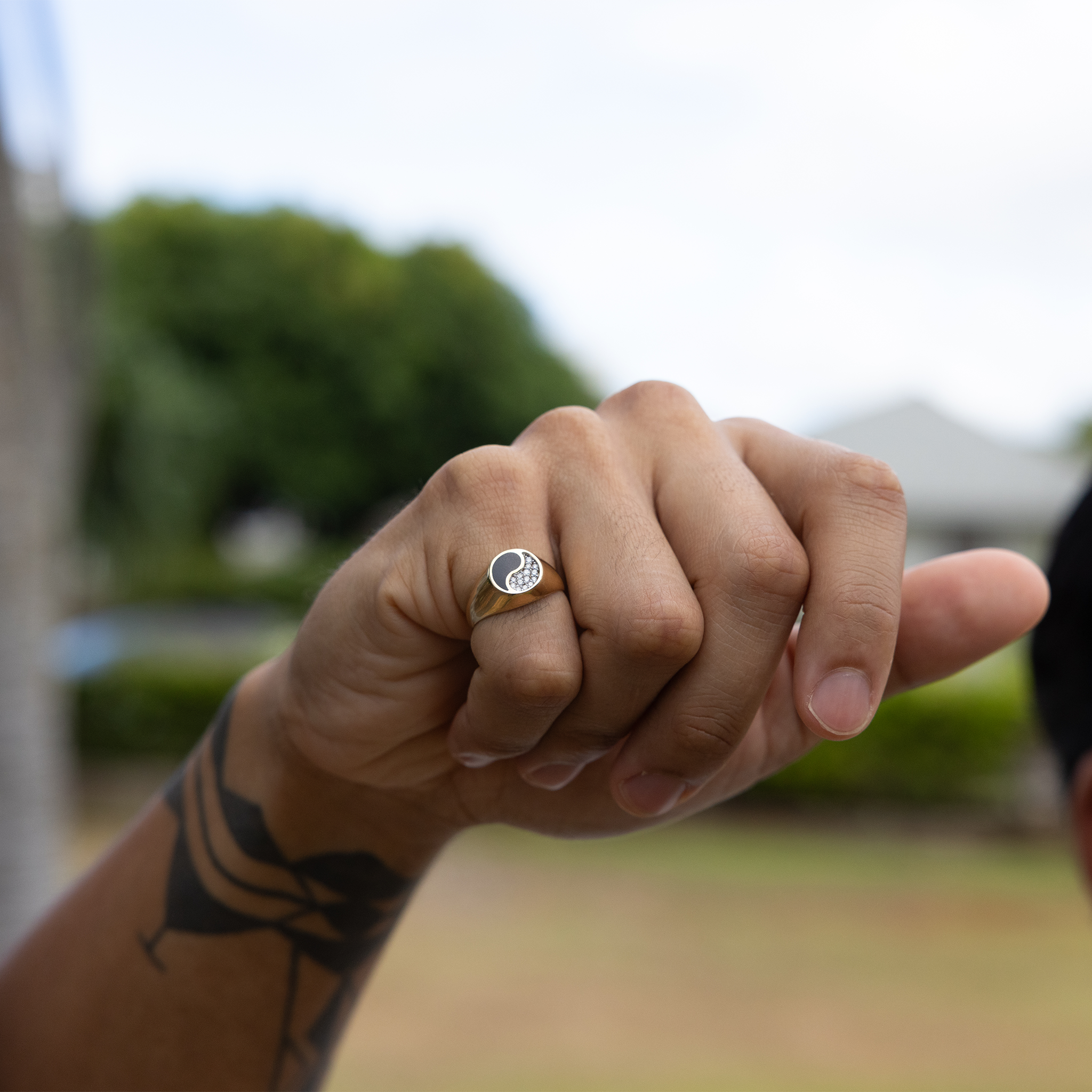 ダイヤモンドと金の陰陽黒いコーラルリング - 13mm