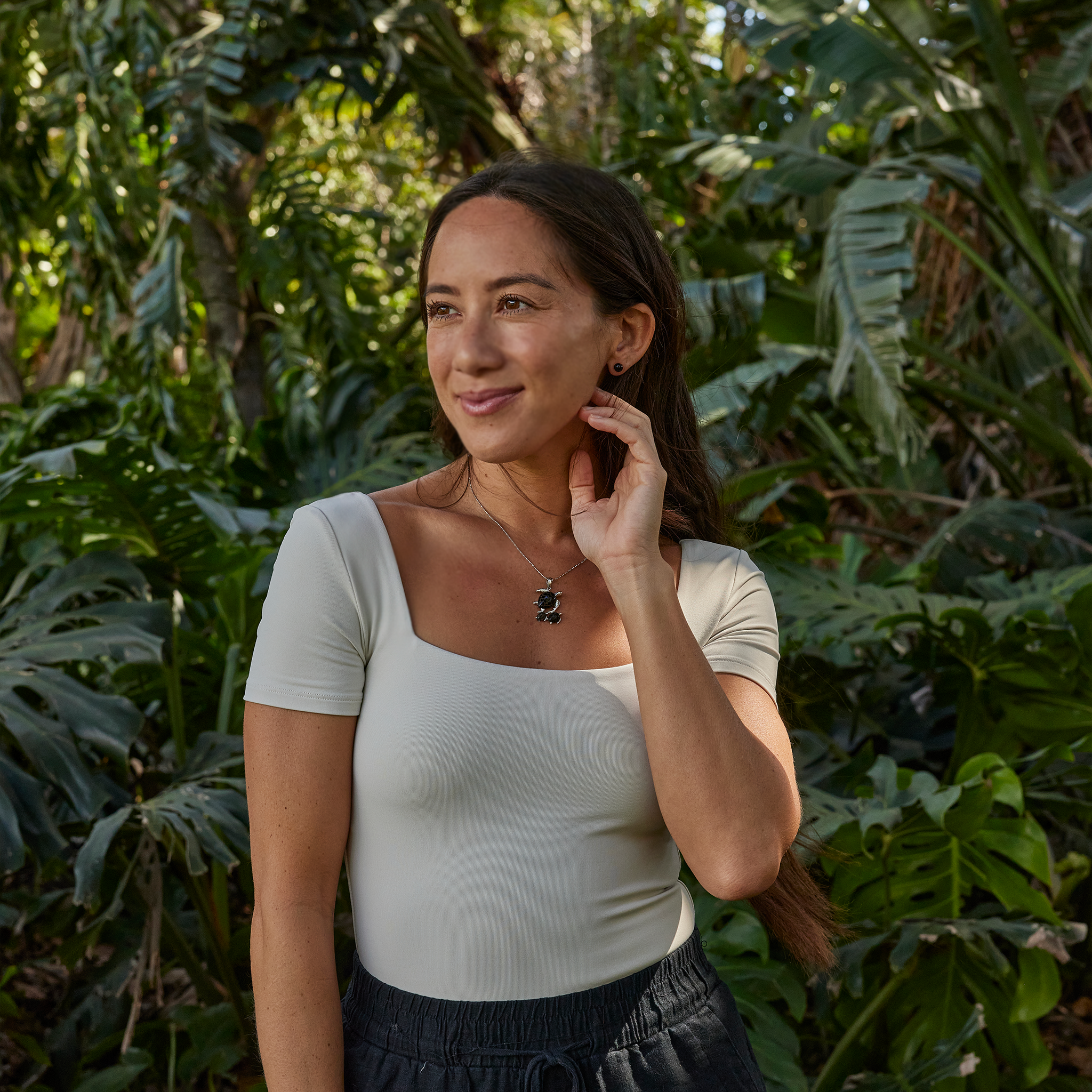 金の黒いサンゴのイヤリング -  6-6.9mm