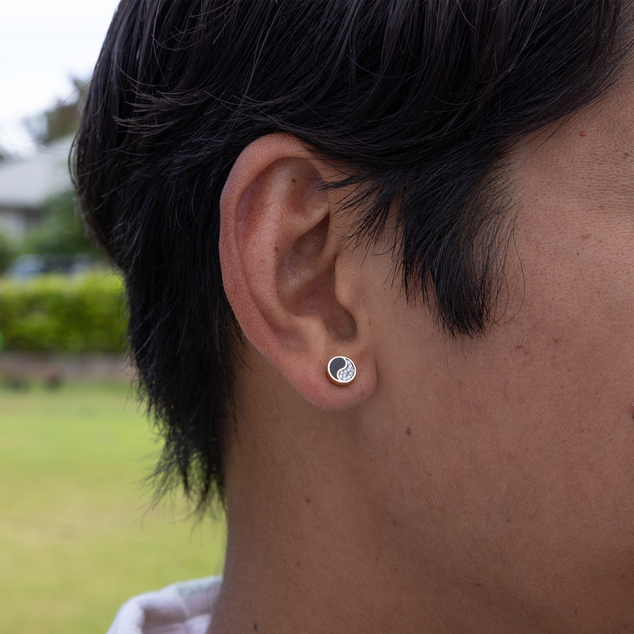ゴールドの陰陽の黒いコーラルイヤリング - 7.5mm