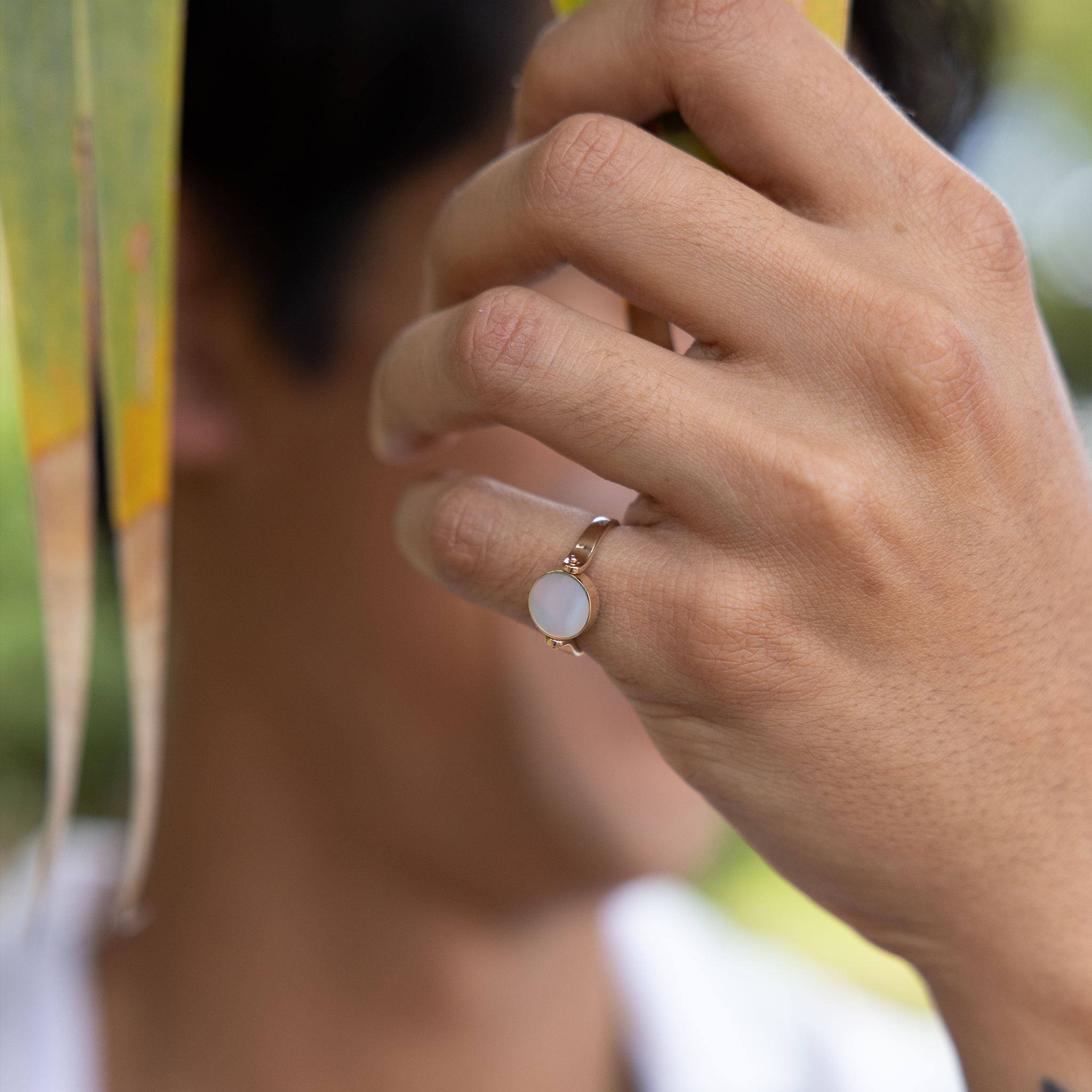 金のEclipseフリップサイドブラックコーラルリング - 9mm