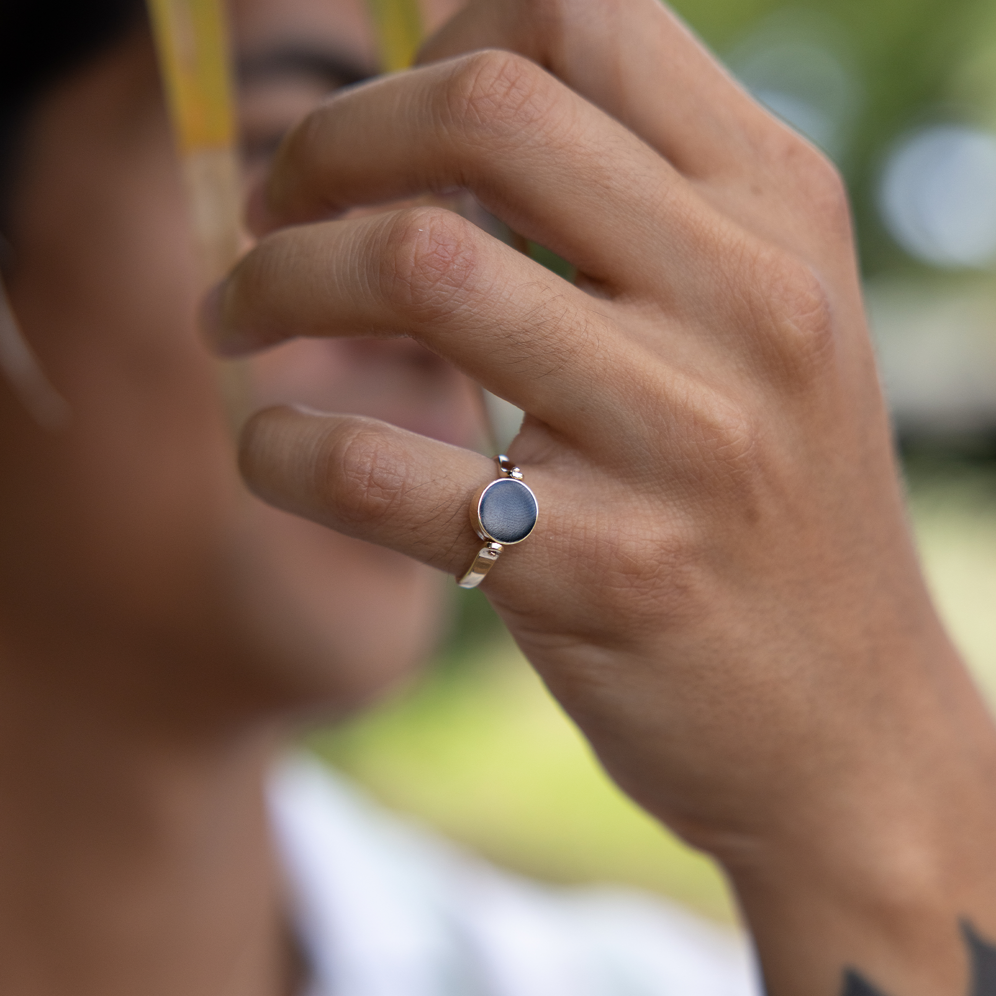 金のEclipseフリップサイドブラックコーラルリング - 9mm