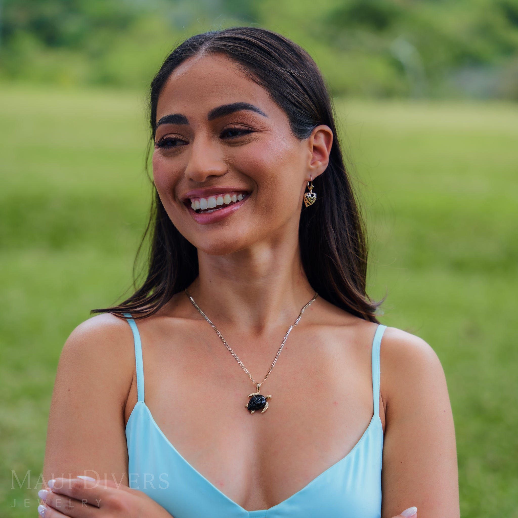 ダイヤモンドと金のホンブラックサンゴペンダント - 26mm