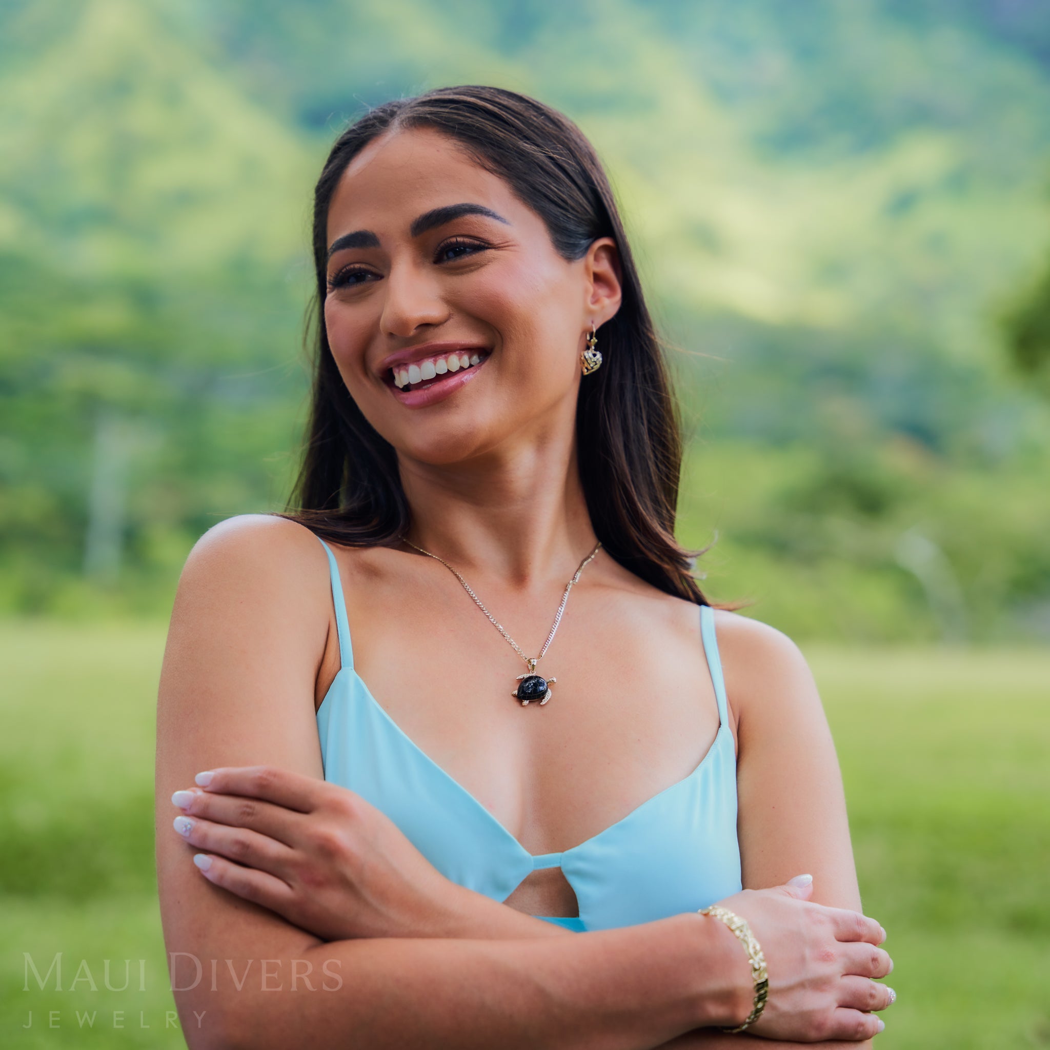 ダイヤモンドと金のホンブラックサンゴペンダント - 26mm