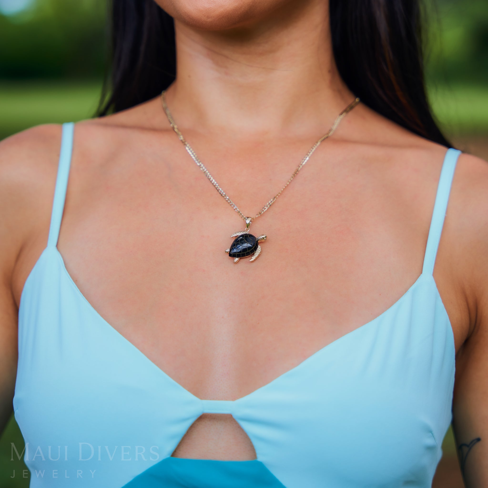 ダイヤモンドと金のホンブラックサンゴペンダント - 26mm