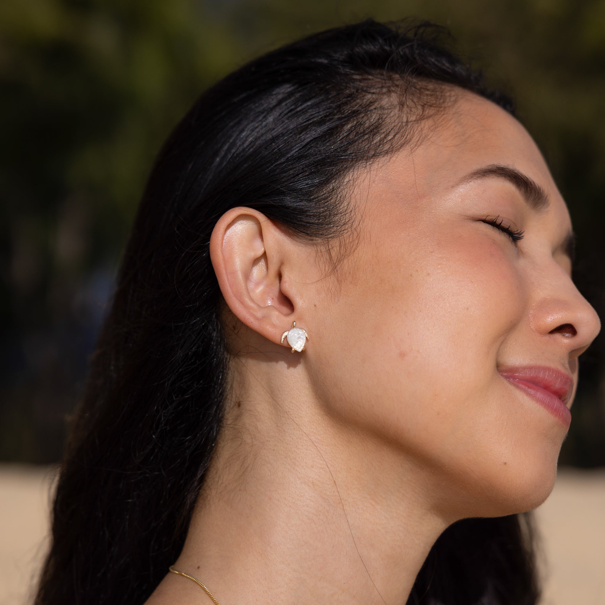 Honu Mother of Pearl Earrings in Gold - 11mm