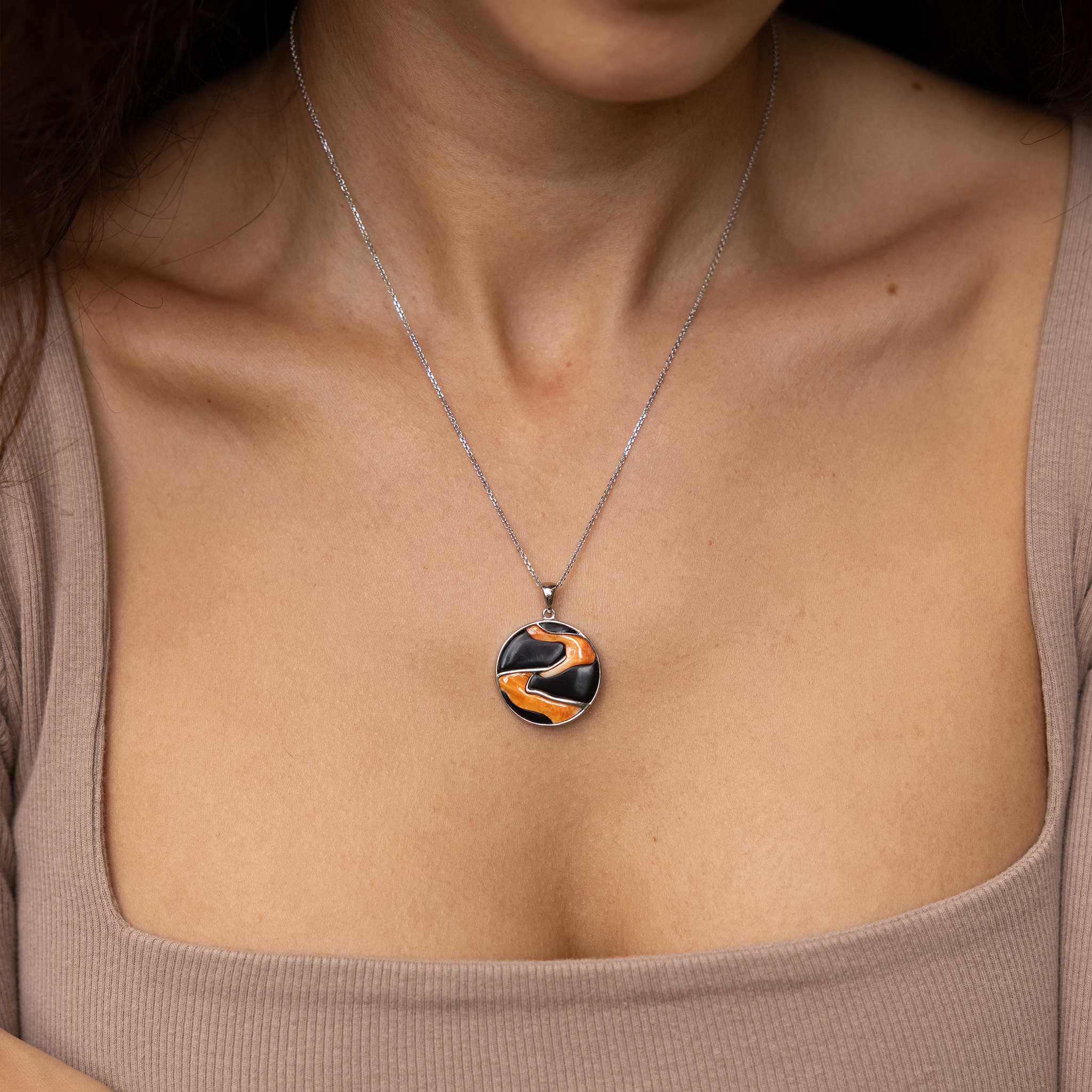 「ラバ・フローブラック・コーラル」と「スパイニー・オイスター・ペンダント」ホワイト・ゴールド 22mm