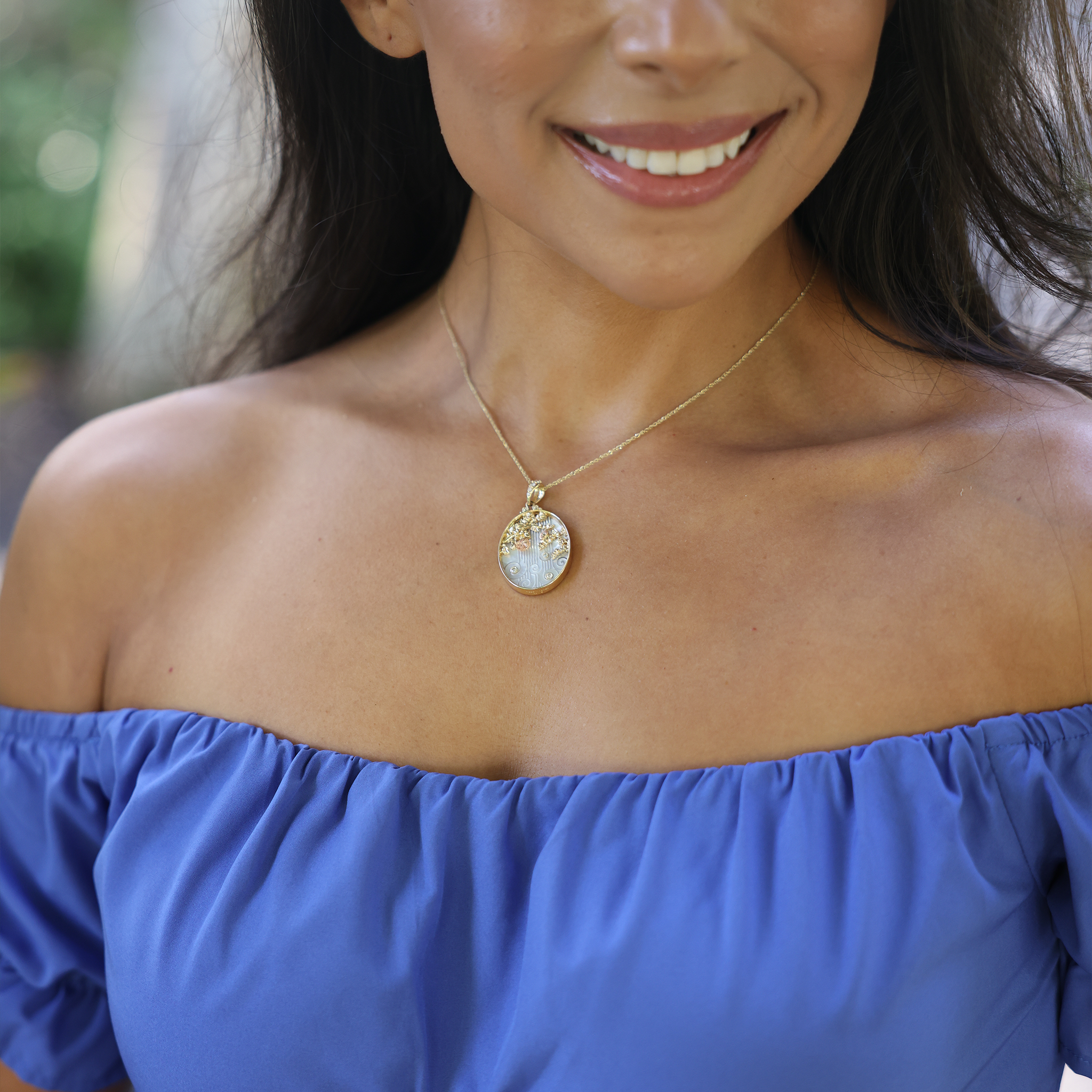 オヒア レフア ウォーターフォール マザー オブ パール ペンダント ツートンゴールド ダイヤモンド付き