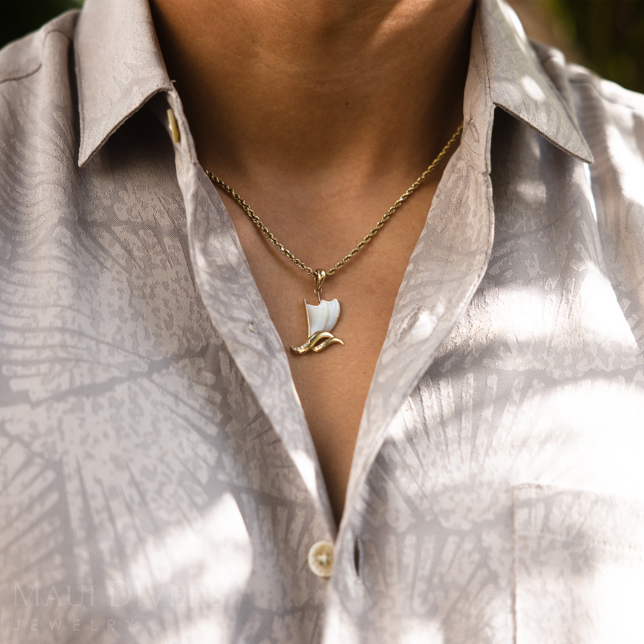 Waʻa Mother of Pearl Pendant in Gold with Diamonds - 25mm