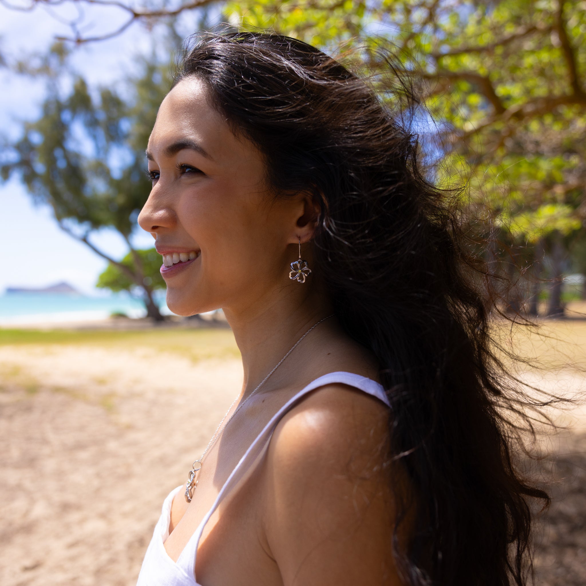 スターリングシルバーのプルメリアペリドットイヤリング - 18mm