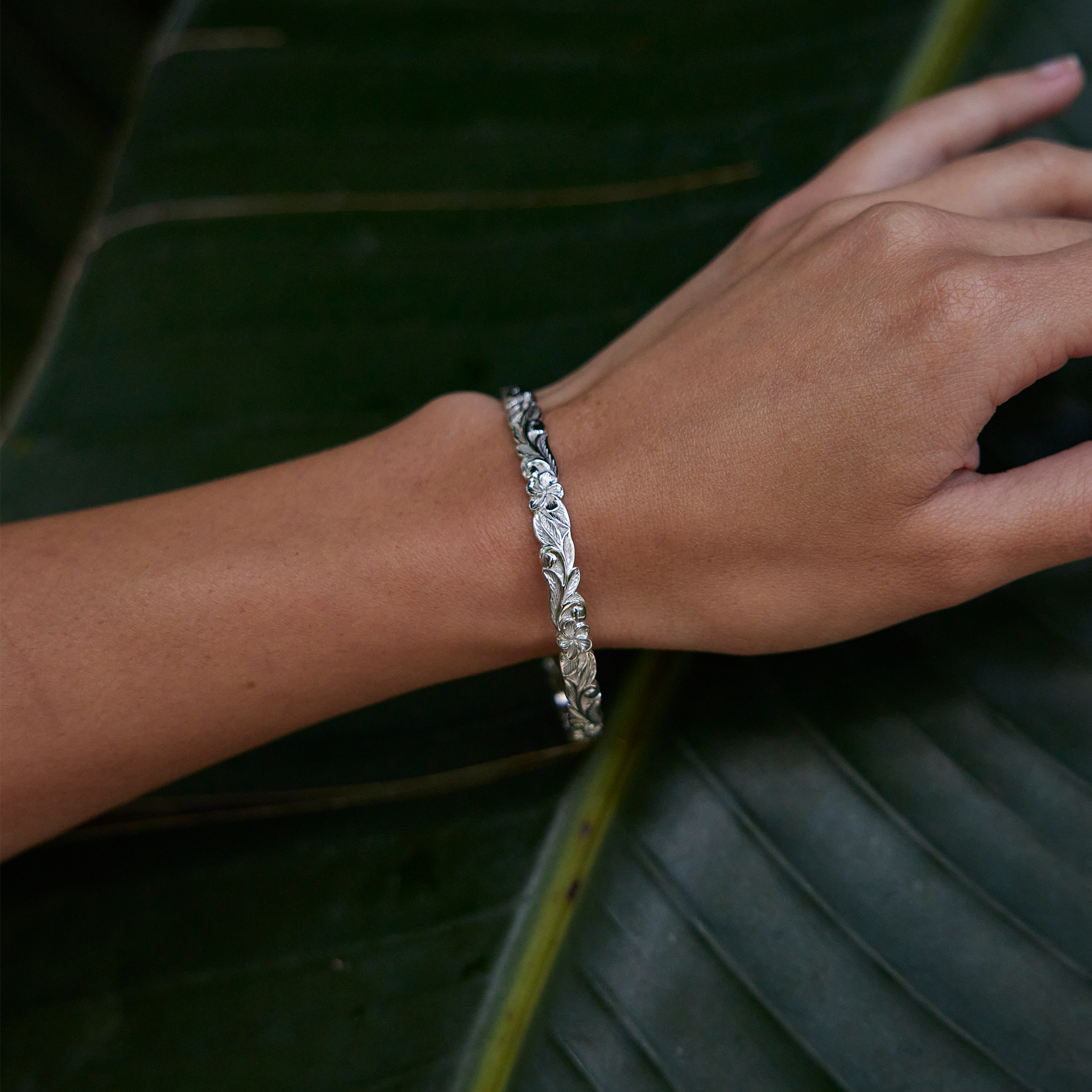 スターリングシルバーのハワイアンの家宝プルメリアブレスレット-6mm