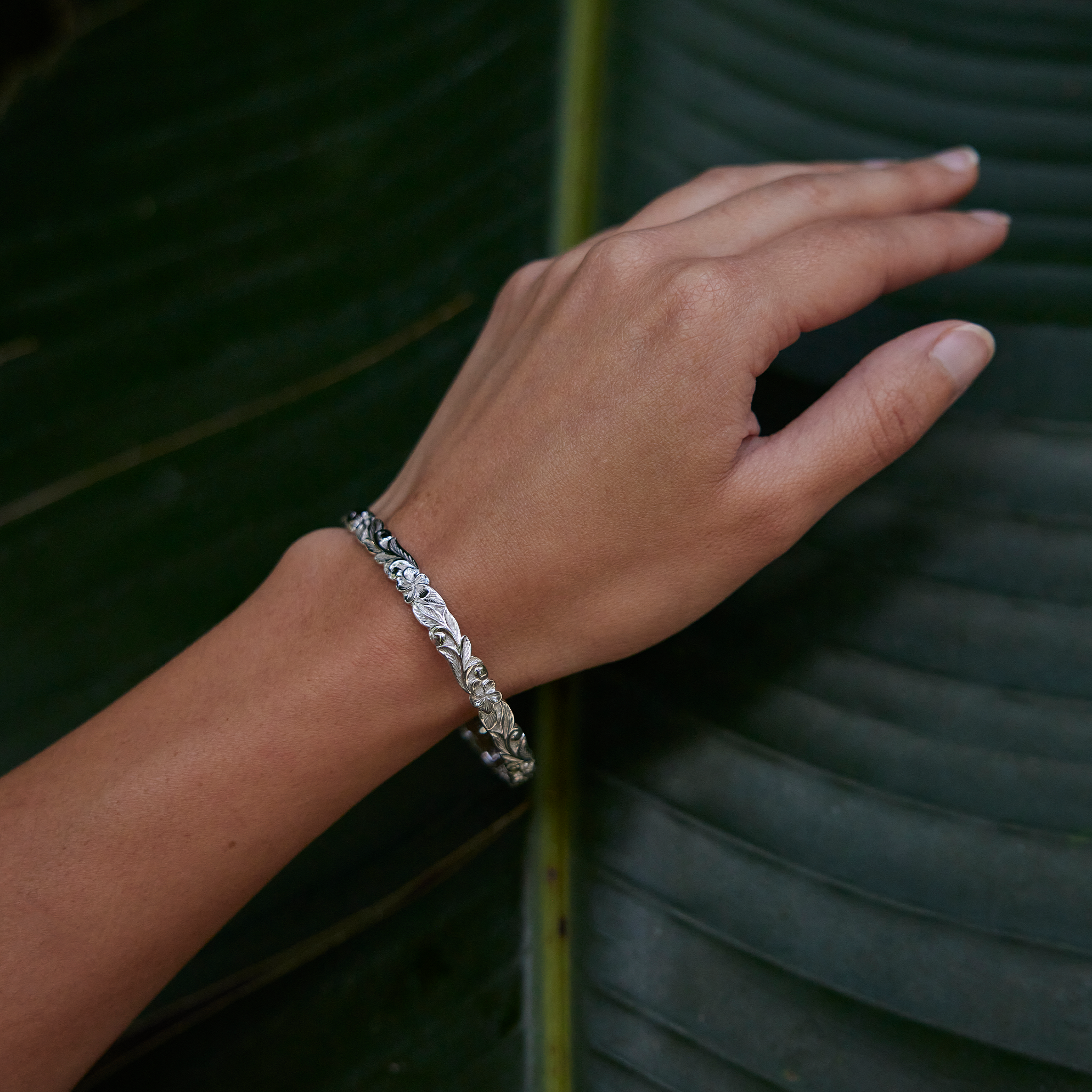 スターリングシルバーのハワイアンの家宝プルメリアブレスレット-6mm