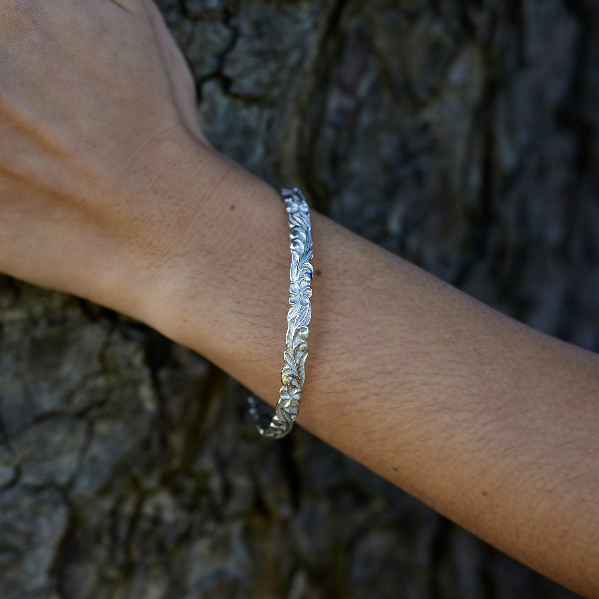 スターリングシルバーのハワイアンの家宝プルメリアブレスレット-6mm