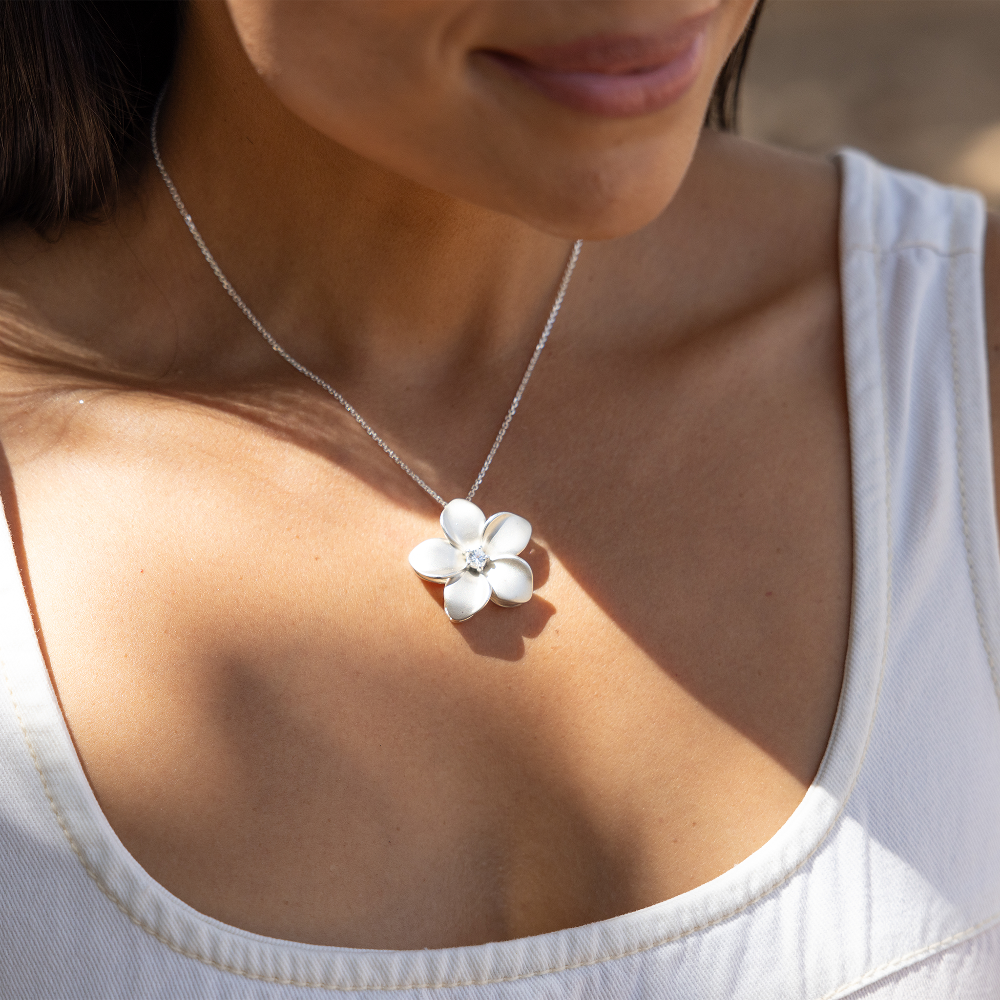 24 "調整可能なプルメリアホワイトサファイアネックレスのスターリングシルバー-28mm