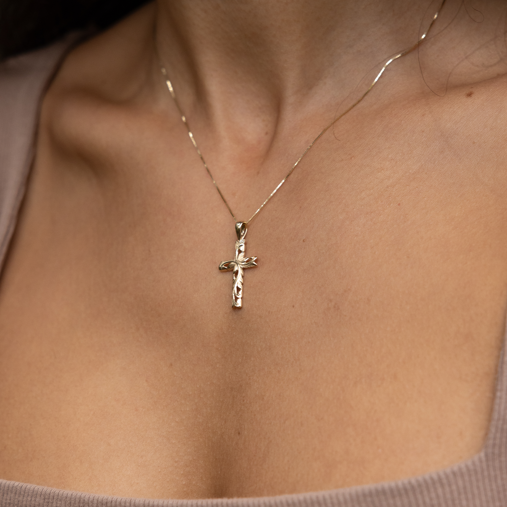 ハワイアンの家宝の古い英語のスクロールクロスペンダント -  30mm