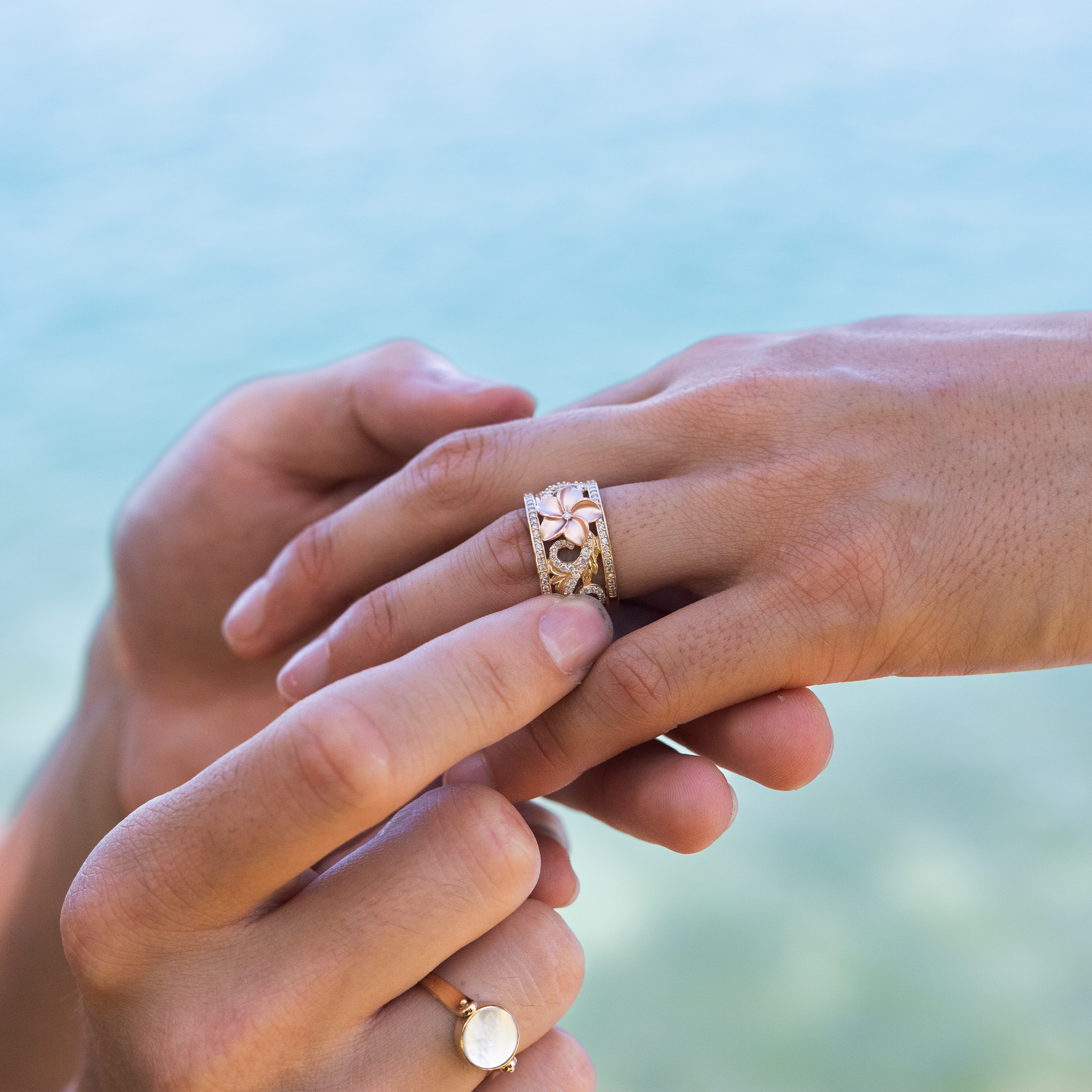 ワカイアンの家宝のプルメリア婚約指輪ダイヤモンドと2つのトーンゴールド - 12mm